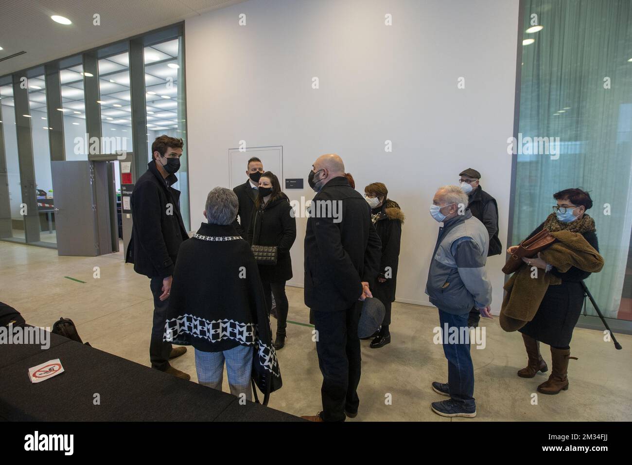 Le parti civili hanno mostrato in vista di una sessione del processo dei testimoni di Geova presso il tribunale corrigente, a Gent, martedì 16 febbraio 2021. I testimoni di Geova sono accusati di quattro accuse, incitando alla discriminazione religiosa nei confronti di un individuo e di un gruppo, e incitando all'odio o alla violenza nei confronti di un individuo e di un gruppo. FOTO DI BELGA NICOLAS MAETERLINCK Foto Stock