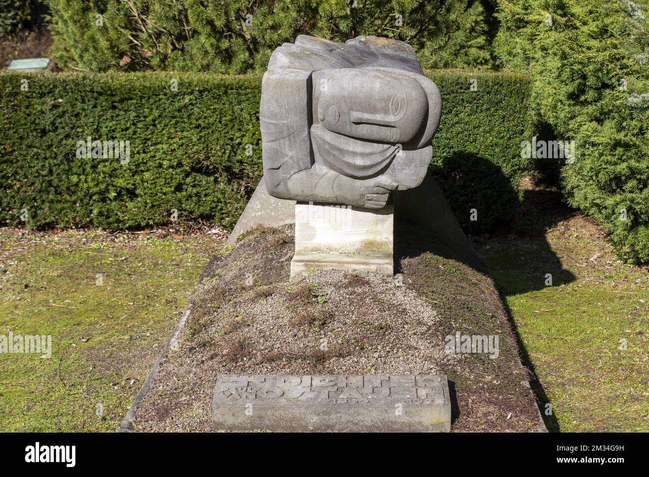 L'immagine mostra la statua 'De luisterende engel' di Oscar Jespers sulla  tomba del famoso poeta belga Paul Van Ostaijen, nel cimitero Schoonselhof  di Hoboken, Anversa, domenica 21 febbraio 2021. Il 22 febbraio