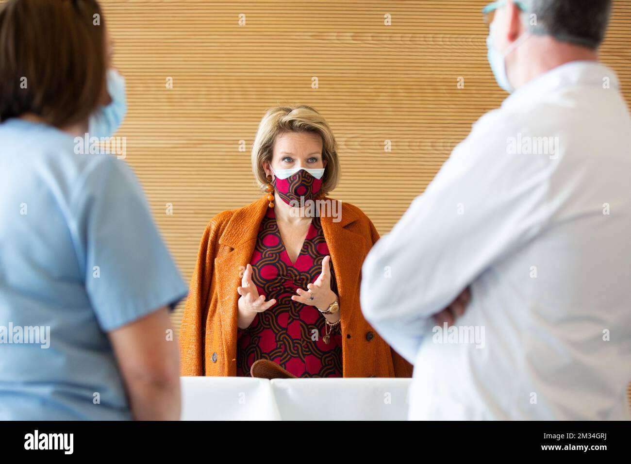 La regina Mathilde del Belgio incontra il personale in una visita reale all'ospedale Hopital Civil Marie Curie di Lodelinsart, giovedì 25 febbraio 2021. BELGA PISCINA FOTO ALAIN ROLLAND Foto Stock