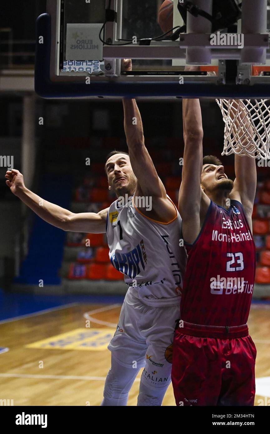 Vladimir Mihailovic di Aalstar e Adjin Penava di Mons combattono per la palla durante la partita di basket tra Okapi Aalst e Mons Hainaut, martedì 02 marzo 2021 ad Aalst, una partita spugnita del primo giorno dei campionati belgi di basket di prima divisione della 'EuroMillions League'. FOTO DI BELGA LAURIE DIEFFEMBACQ Foto Stock