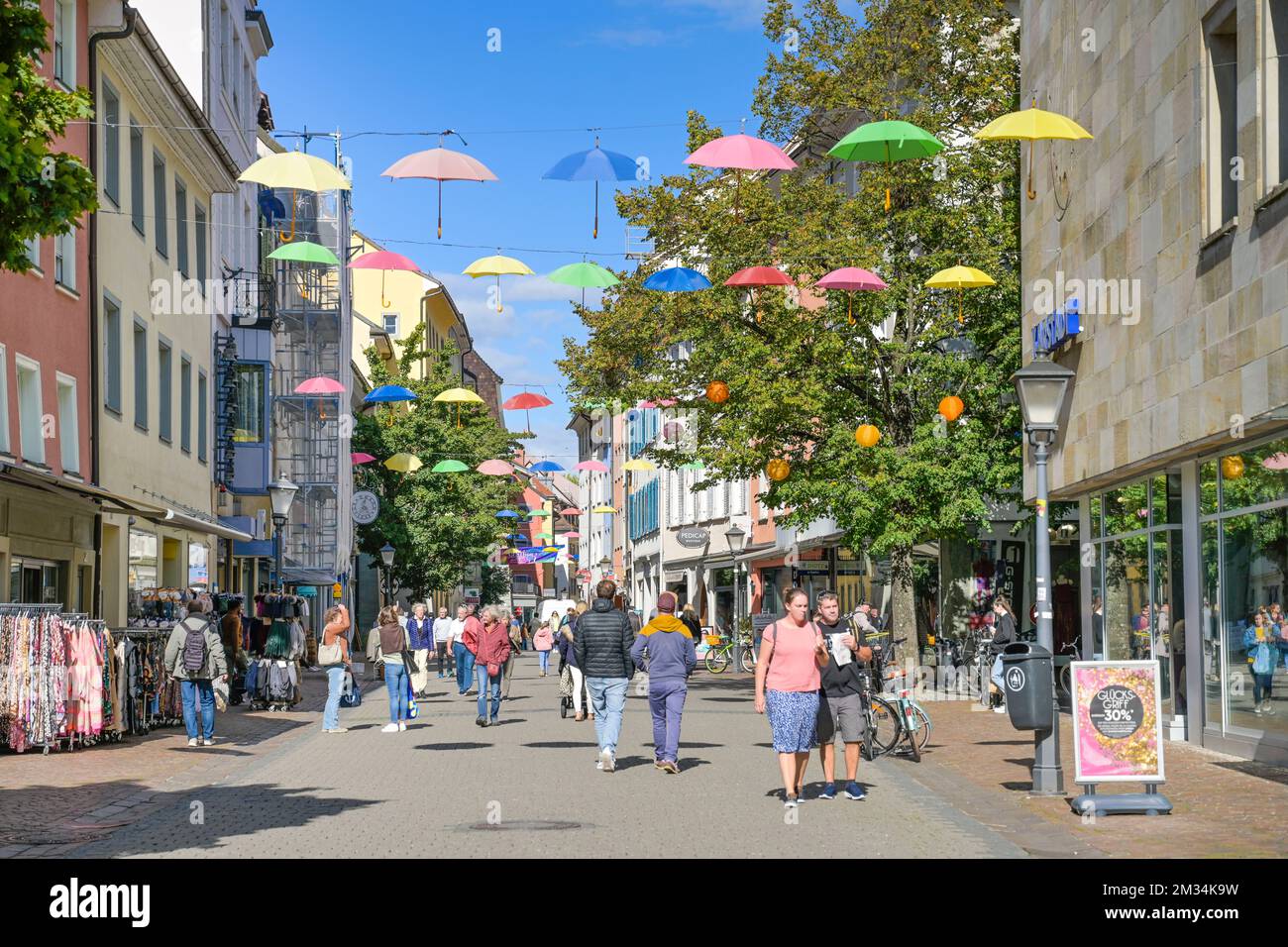 Regenschirme, dekoration, Einkaufsstraße, Fußgängerzone, Hussenstraße, Konstanz, Baden-Württemberg, Germania Foto Stock