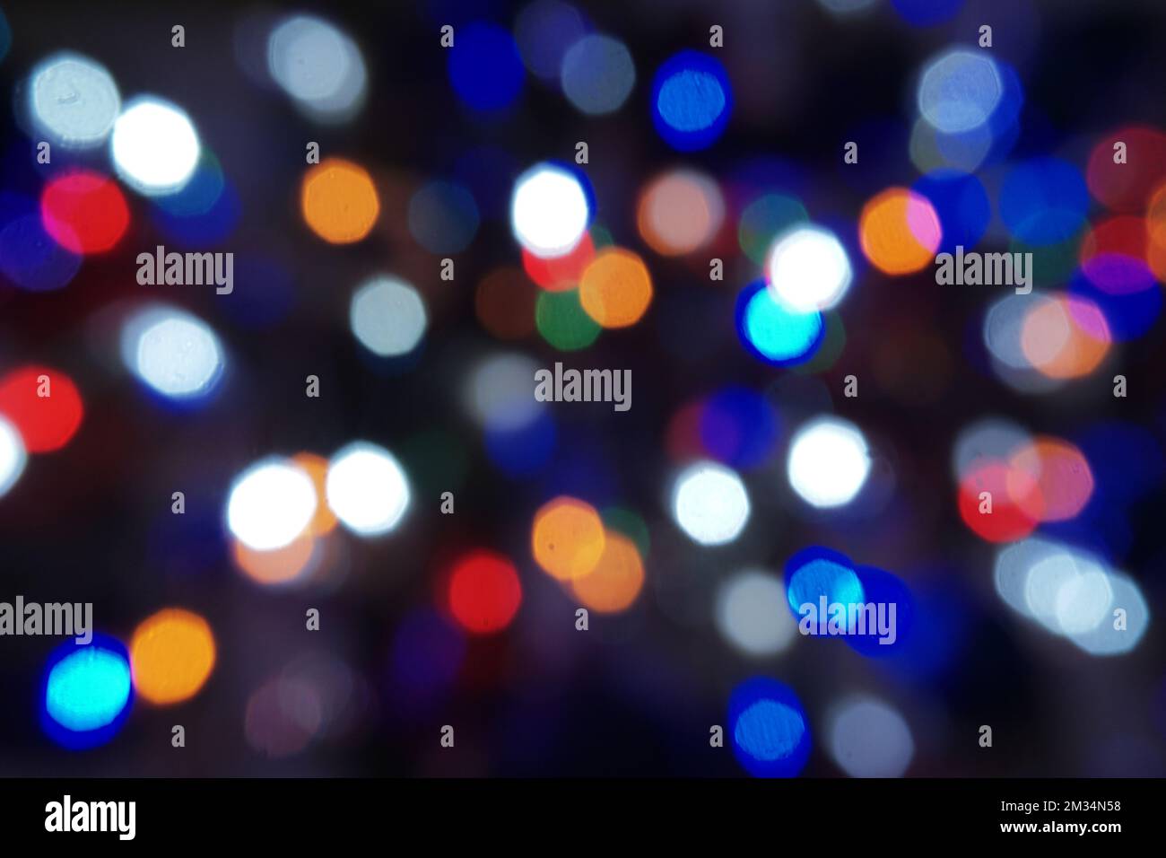 Albero di natale luci al di fuori della messa a fuoco Foto Stock