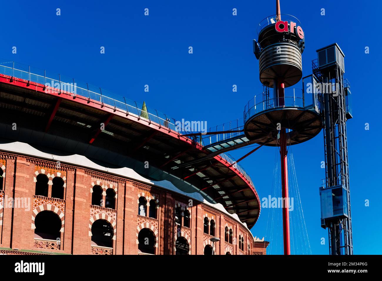 Barcellona, Spagna - 12 dicembre 2022: Un ascensore porta i turisti al tetto della rinnovata arena di Barcellona, trasformata in un centro commerciale. Foto Stock