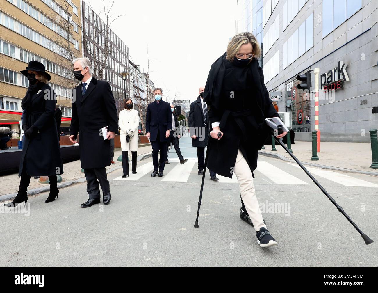 Regina Mathilde, Re Philippe - Filip del Belgio e vittima dell'aeroporto di Bruxelles Karen Northshield, nella foto di una cerimonia presso il monumento alle vittime dei 2016 attentati terroristici a Bruxelles, lunedì 22 marzo 2021 a Wetstraat - Rue de la Loi a Bruxelles. Il 22 2016 marzo 32 persone sono state uccise e 324 sono state ferite in attentati suicidi all'aeroporto di Bruxelles e nella metropolitana di Bruxelles, che sono stati rivendicati dall'ISIL. BELGA FOTO PISCINA BENOIT DOPPAGNE Foto Stock