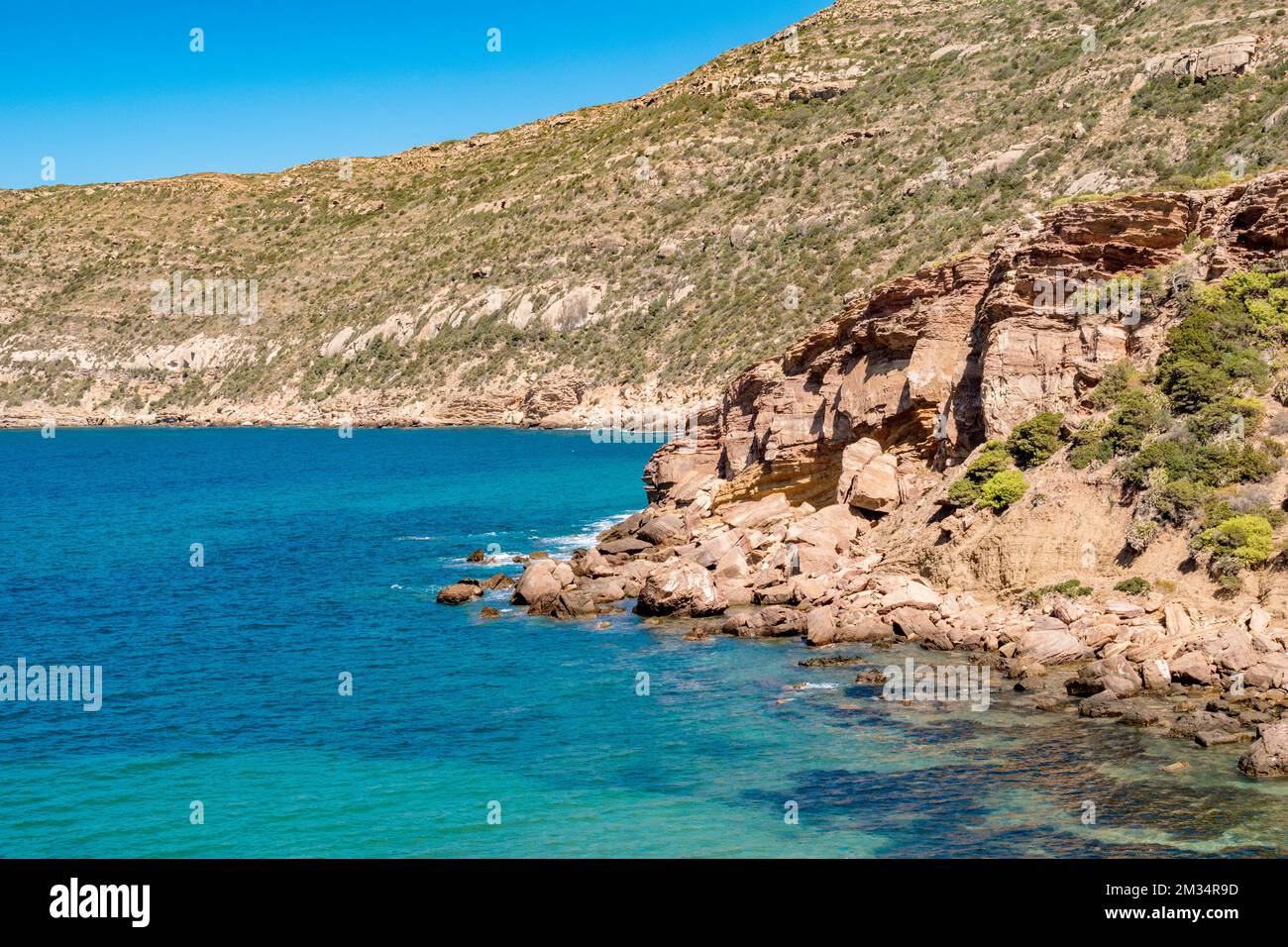 Un mare con scogliere boscose sulla costa di Korbous, Tunisia Foto Stock