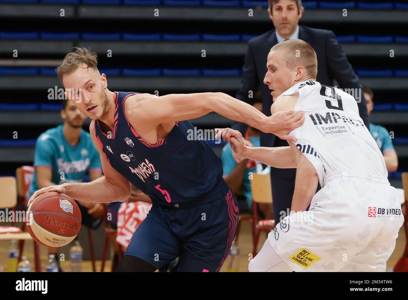Louis Hazard di Bruxelles e Niels Marneggrave di Limburg combattono per la palla durante la partita di basket tra Limburg United e Phoenix Bruxelles, lunedì 05 aprile 2021 ad Hasselt, una partita del giorno 9 nella seconda fase dei campionati belgi di basket della prima divisione della 'EuroMillions League'. FOTO DI BELGA BRUNO FAHY Foto Stock