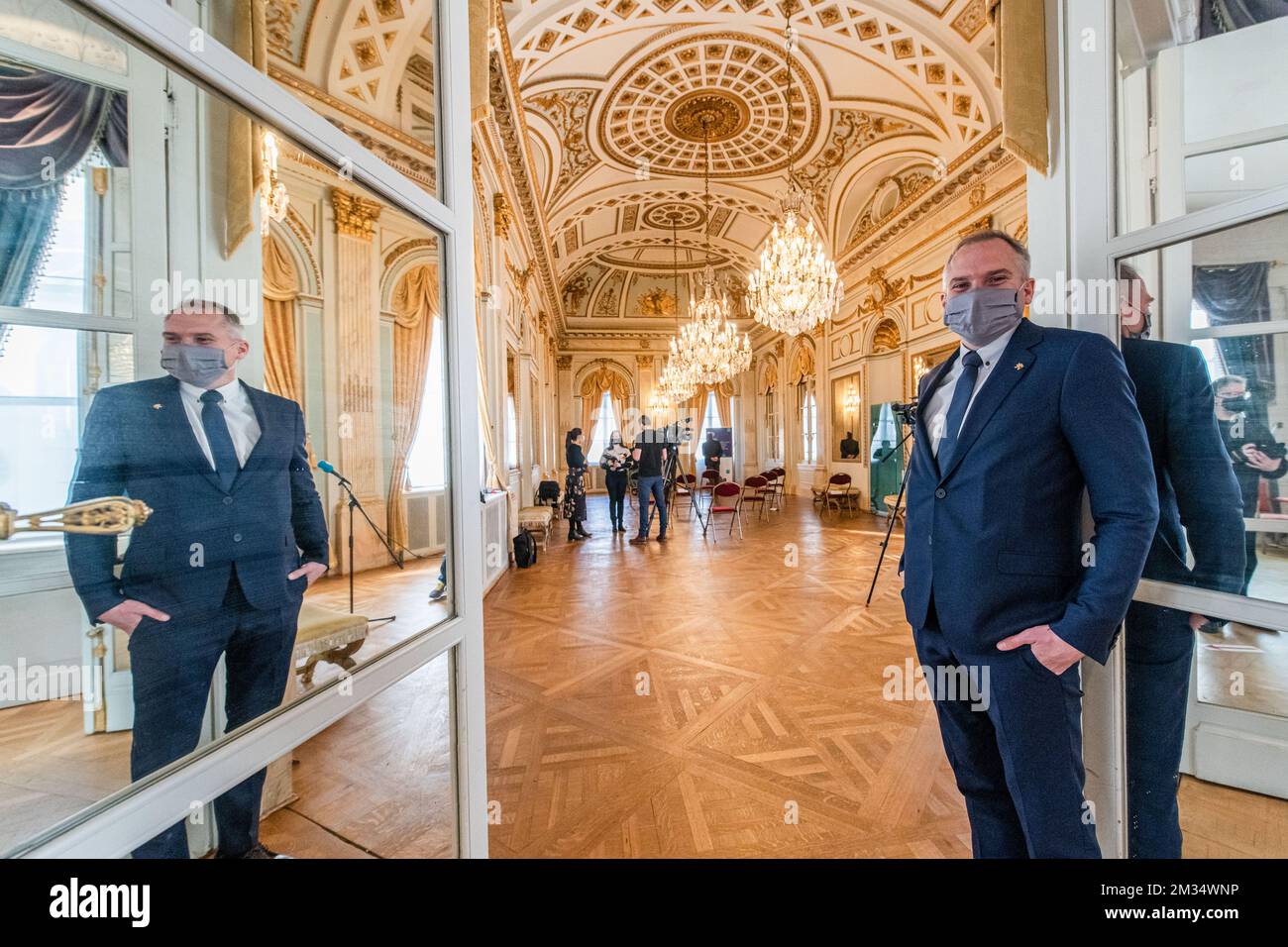 Il ministro fiammingo delle Finanze, del bilancio e degli alloggi Matthias Diependaele ha illustrato durante una visita al palazzo 'Paleis op de Meir' di Anversa, lunedì 12 aprile 2021, per annunciare una mostra temporanea. FOTO DI BELGA JONAS ROOSENS Foto Stock