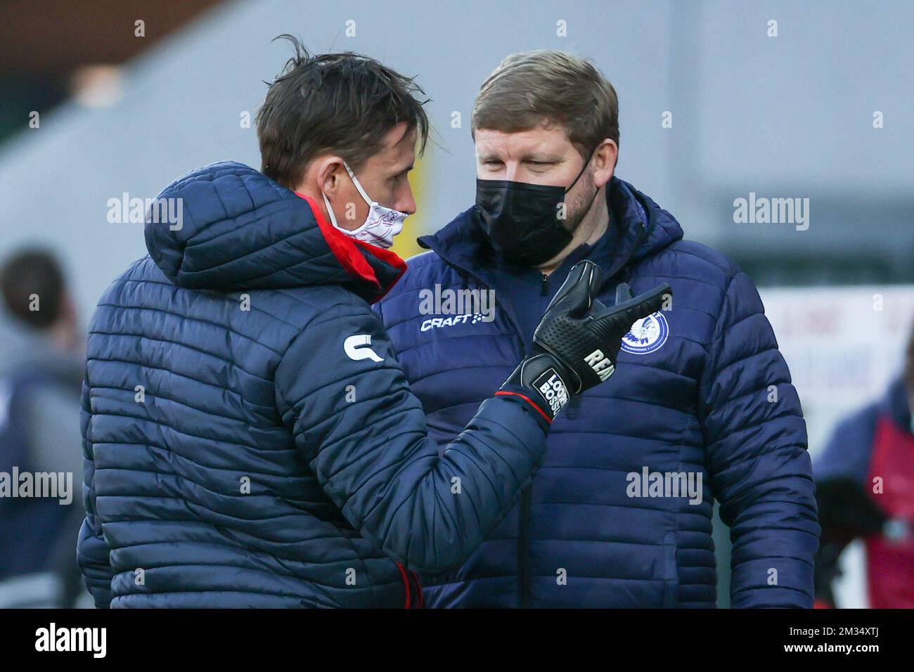 Il capo allenatore di Gent Hein Vanhaezebrouck e il capo allenatore di Esseevee Davy de Fauw, nella foto, dopo una partita di calcio tra SV Zulte Waregem e KAA Gent, domenica 18 aprile 2021 a Waregem, il 34° giorno, L'ultimo giorno della regolare competizione della 'Jupiler Pro League' prima divisione del campionato belga. FOTO DI BELGA DAVID PINTENS Foto Stock