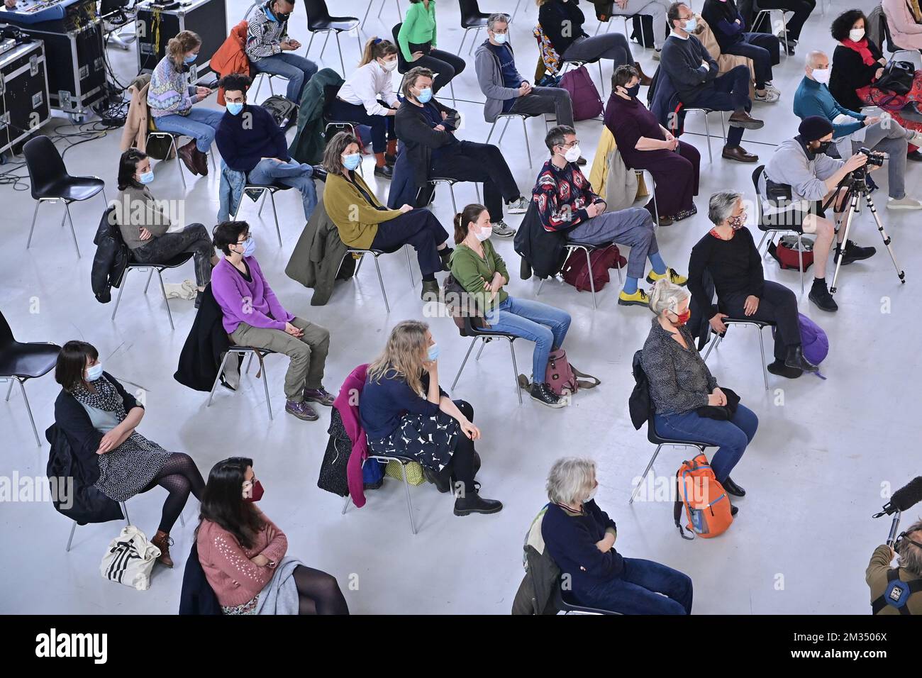 L'immagine mostra una prova pubblica di senza fine, parte della protesta "Still Standing for Culture" per chiedere l'apertura del settore culturale, venerdì 30 aprile 2021 presso la sede "Hallen van Schaarbeek - Halles de Schaerbeek" di Bruxelles. I settori culturali e creativi stanno lottando perché gli eventi sono stati annullati a causa della pandemia. FOTO DI BELGA LAURIE DIEFFEMBACQ Foto Stock