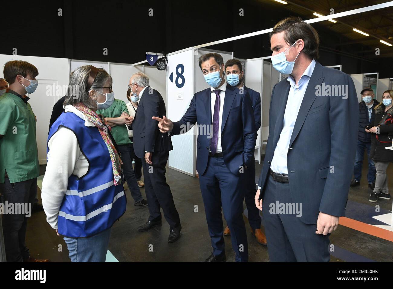 Il primo ministro Alexander De Croo e il sindaco di Gent Mathias De Clercq hanno fatto una foto durante una visita al centro di vaccinazione della Flanders Expo di Gent, lunedì 03 maggio 2021. BELGA FOTO PISCINA DIDIER LEBRUN Foto Stock