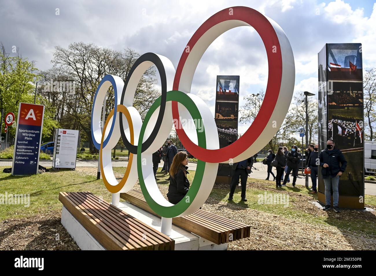 L'immagine mostra la rivelazione di un monumento con anelli olimpici, per celebrare il 100th° anniversario dei Giochi olimpici 1920 ad Anversa, venerdì 07 maggio 2021. FOTO DI BELGA DIRK WAEM Foto Stock