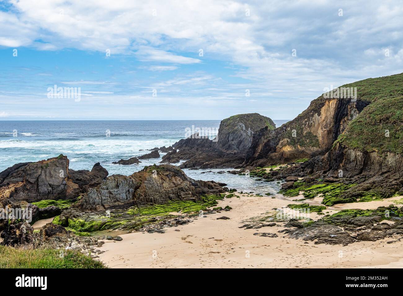 Vista della costa rocciosa dell'oceano atlantico Punta Frouxeira a Valdovino, la Coruna, Galizia in Spagna, Europa Foto Stock