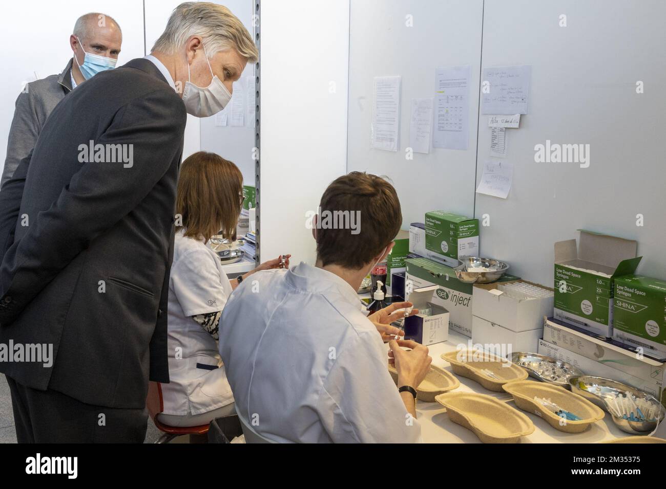 Re Filippo - Filip del Belgio ha illustrato in una visita reale al centro di vaccinazione di Bierset, uno dei 52 centri di vaccinazione nel territorio della regione vallona, mercoledì 26 maggio 2021. Riceve spiegazioni sul funzionamento e l'organizzazione di questo centro qualificato come 'major' (dotato di 10 linee di vaccinazione) e parla con i vari collaboratori e volontari. Il Re è anche informato dei progressi della campagna di vaccinazione nella regione di Liegi e dell'impatto della vaccinazione sul numero di infezioni e ricoveri ospedalieri. Alla fine della visita, il re si trova di fronte Foto Stock