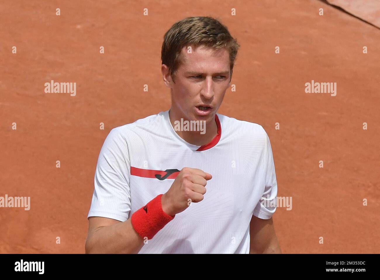 Il belga Kimmer Coppejans reagisce durante una partita di tennis contro il colombiano Daniel Elahi Galan, nelle qualifiche per il torneo maschile di single al Roland Garros French Open di tennis, a Parigi, in Francia, venerdì 28 maggio 2021. Il torneo di quest'anno si svolge dal 24 maggio al 13 giugno. BELGA FOTO BENOIT DOPPAGNE Foto Stock
