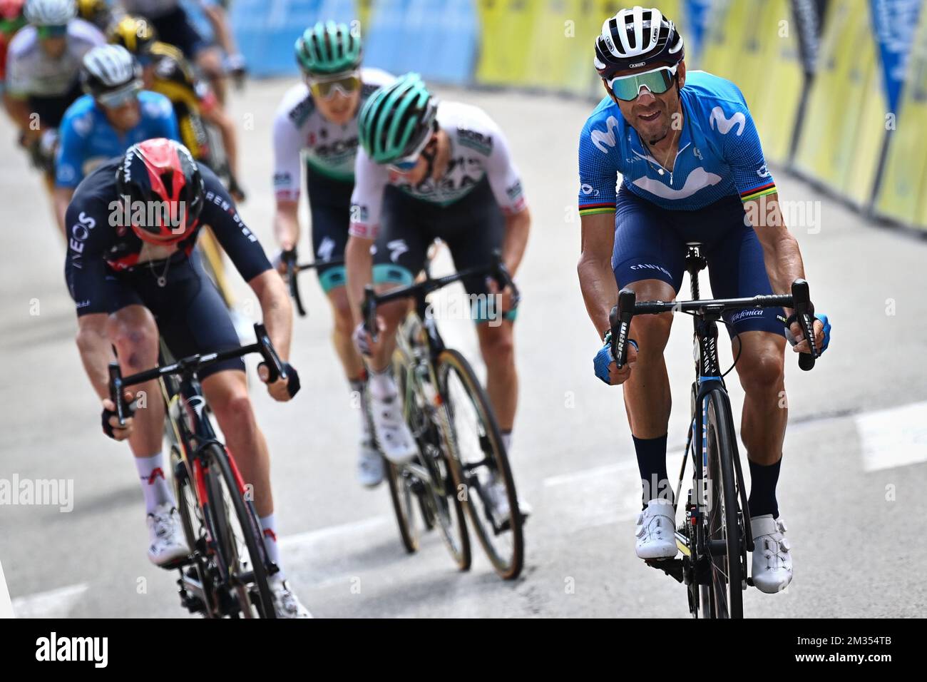 Lo spagnolo Alejandro Valverde del Movistar Team (R) vince davanti al britannico Tao Geoghegan Hart di Ineos Grenadiers (L) lo sprint al termine della sesta tappa della 73rd edizione del Criterium du Dauphine gara ciclistica, a 167,5 km da Loriol-sur-Drome a le Sappey-en-Chartreuse, Francia, venerdì 04 giugno 2021. FOTO DI BELGA DAVID STOCKMAN Foto Stock