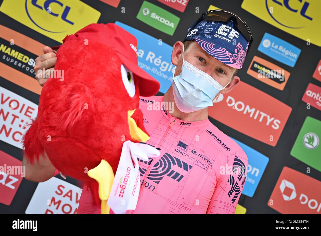 Lawson americano Craddock di EF Educazione prima Pro Cycling raffigurato sul podio nella maglia rosa per la classifica di Combatività dopo la sesta tappa della 73rd° edizione della corsa ciclistica Criterium du Dauphine, a 167,5 km da Loriol-sur-Drome a le Sappey-en-Chartreuse, Francia, venerdì 04 giugno 2021. FOTO DI BELGA DAVID STOCKMAN Foto Stock