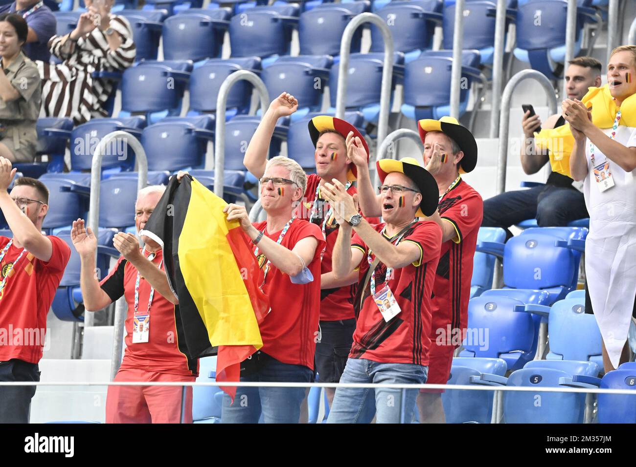 I tifosi dei Red Devils hanno mostrato la foto davanti a una partita di calcio tra la Finlandia e il Belgio Red Devils, la terza partita nella fase di gruppo (gruppo B) del Campionato europeo di calcio UEFA 2020, lunedì 21 giugno 2021 a San Pietroburgo, Russia. FOTO DI BELGA DIRK WAEM Foto Stock