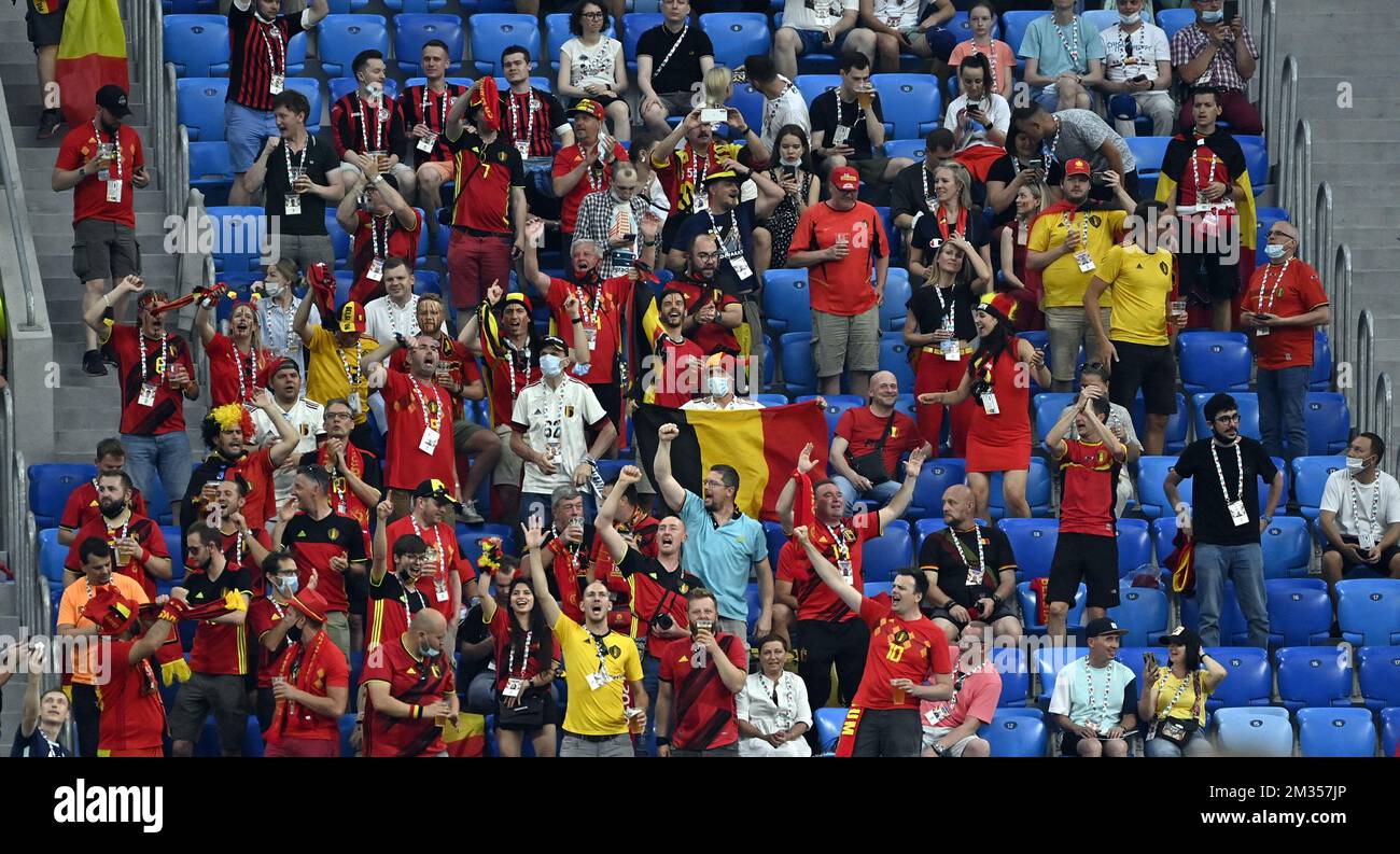 I tifosi dei Red Devils hanno mostrato la foto davanti a una partita di calcio tra la Finlandia e il Belgio Red Devils, la terza partita nella fase di gruppo (gruppo B) del Campionato europeo di calcio UEFA 2020, lunedì 21 giugno 2021 a San Pietroburgo, Russia. FOTO DI BELGA DIRK WAEM Foto Stock