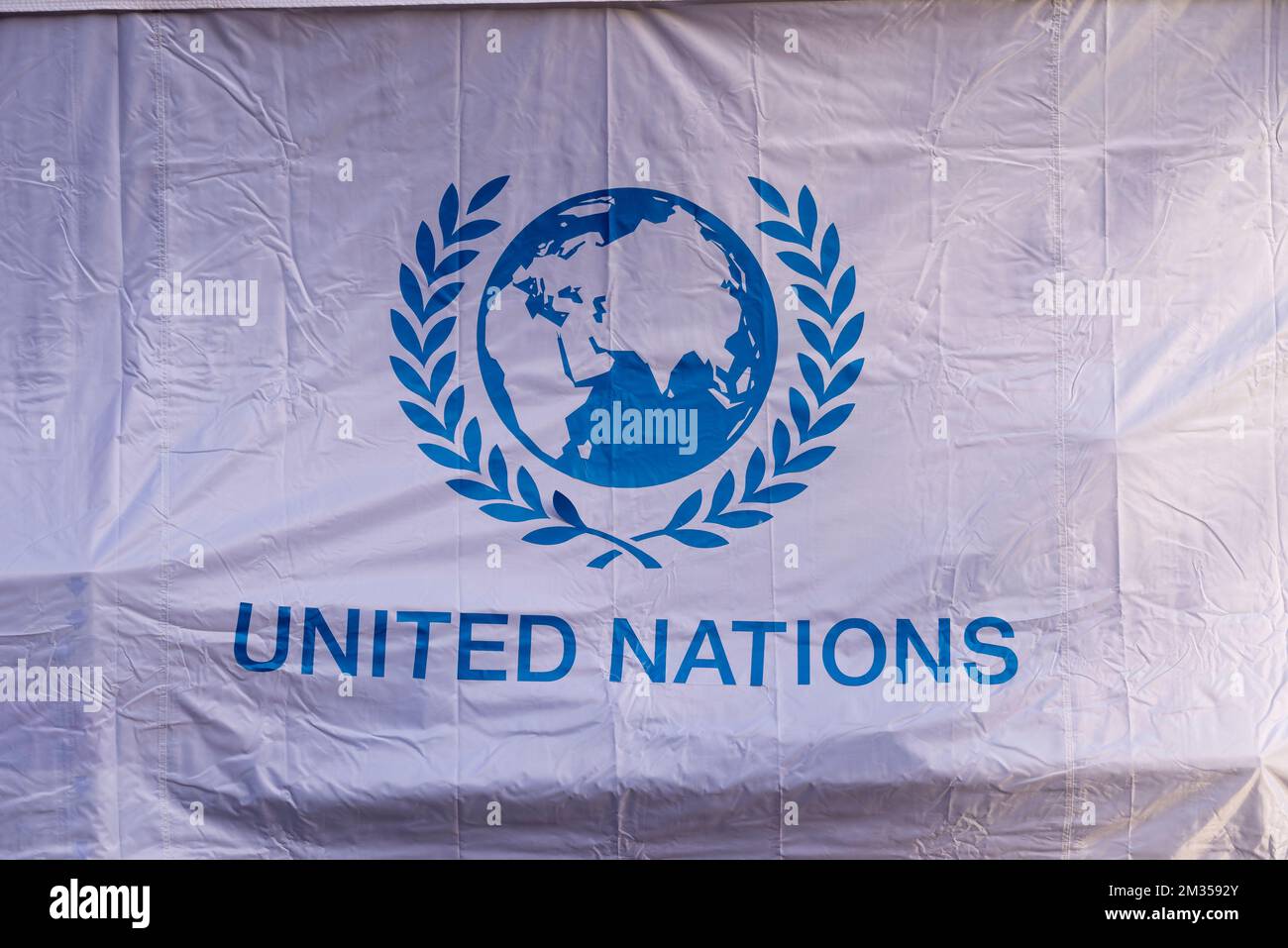 Emblema delle Nazioni Unite su tenda durante le riprese per la serie 6 di Netflix The Crown in località Southend on Sea, Essex, Regno Unito. Guerra del Kosovo Foto Stock