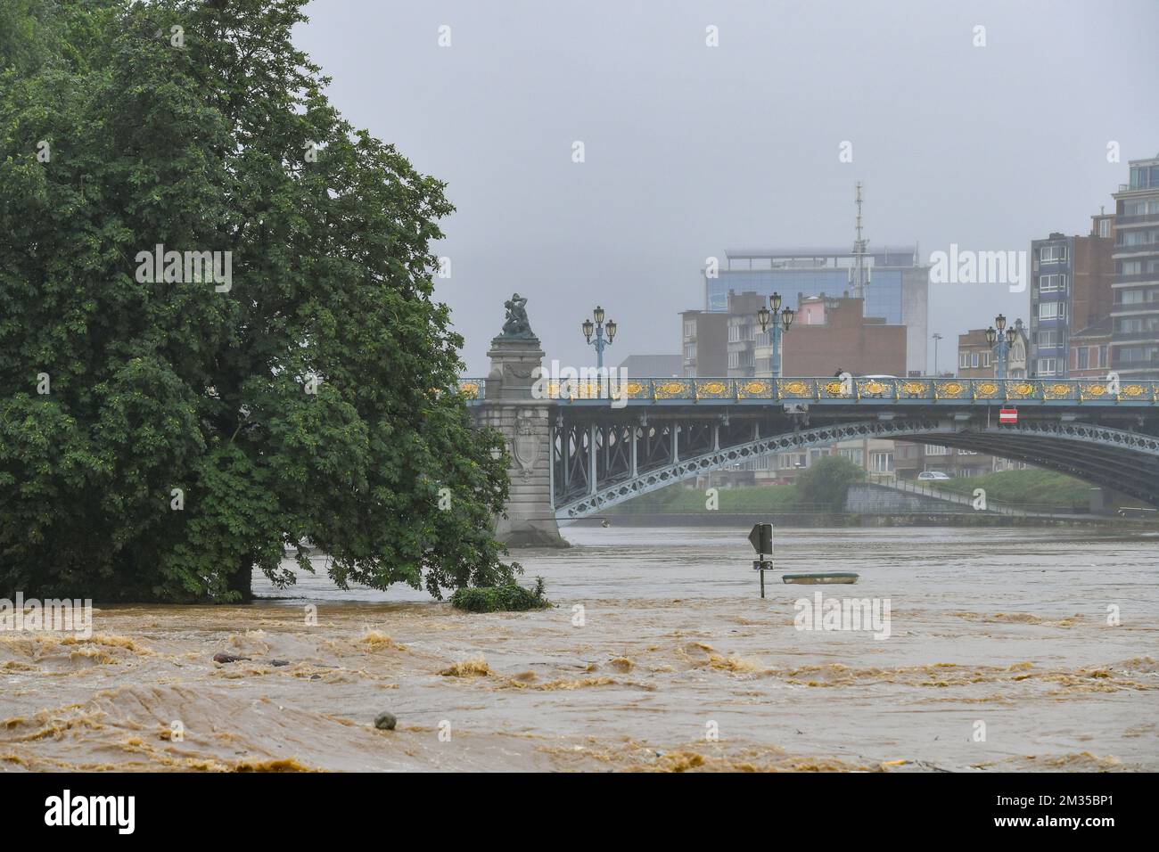 L'illustrazione mostra il ponte Pont De Fragnee durante le inondazioni a Liegi dopo forti precipitazioni, giovedì 15 luglio 2021. Il piano provinciale per le catastrofi è stato dichiarato nelle province di Liegi, Lussemburgo e Namur dopo grandi precipitazioni. L'acqua in diversi fiumi ha raggiunto livelli allarmanti. FOTO DI BELGA BERNARD GILLET Foto Stock