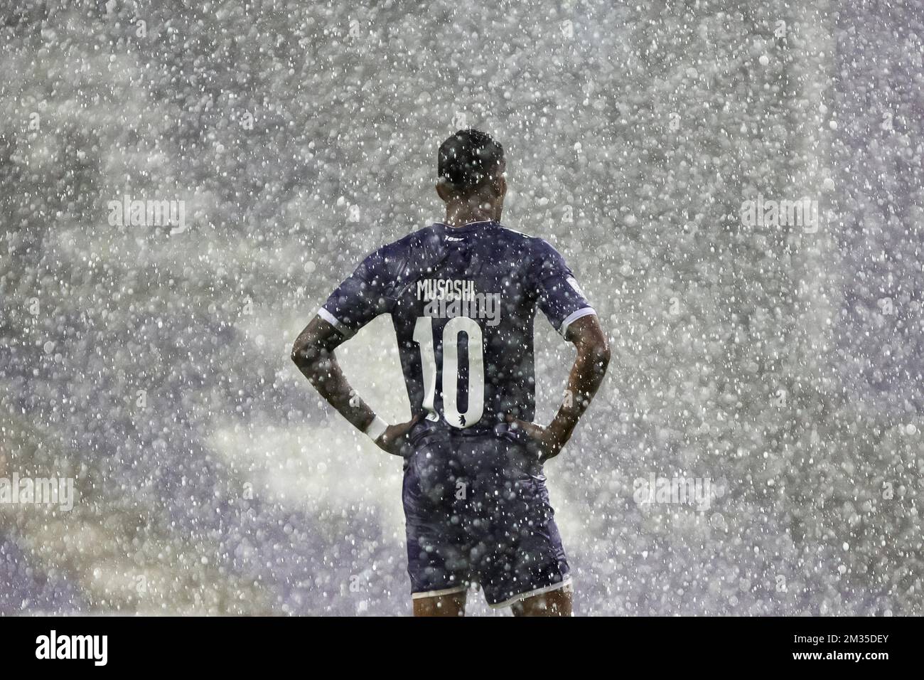 Musashi Suzuki di Beerschot, nella foto di una forte pioggia, durante una partita di calcio tra K Beerschot VA e Cercle Brugge KSV, sabato 24 luglio 2021 ad Anversa, il 1° giorno della prima divisione del campionato belga della 'Jupiler Pro League' del 2021-2022. BELGA FOTO KRISTOF VAN ACCOM Foto Stock