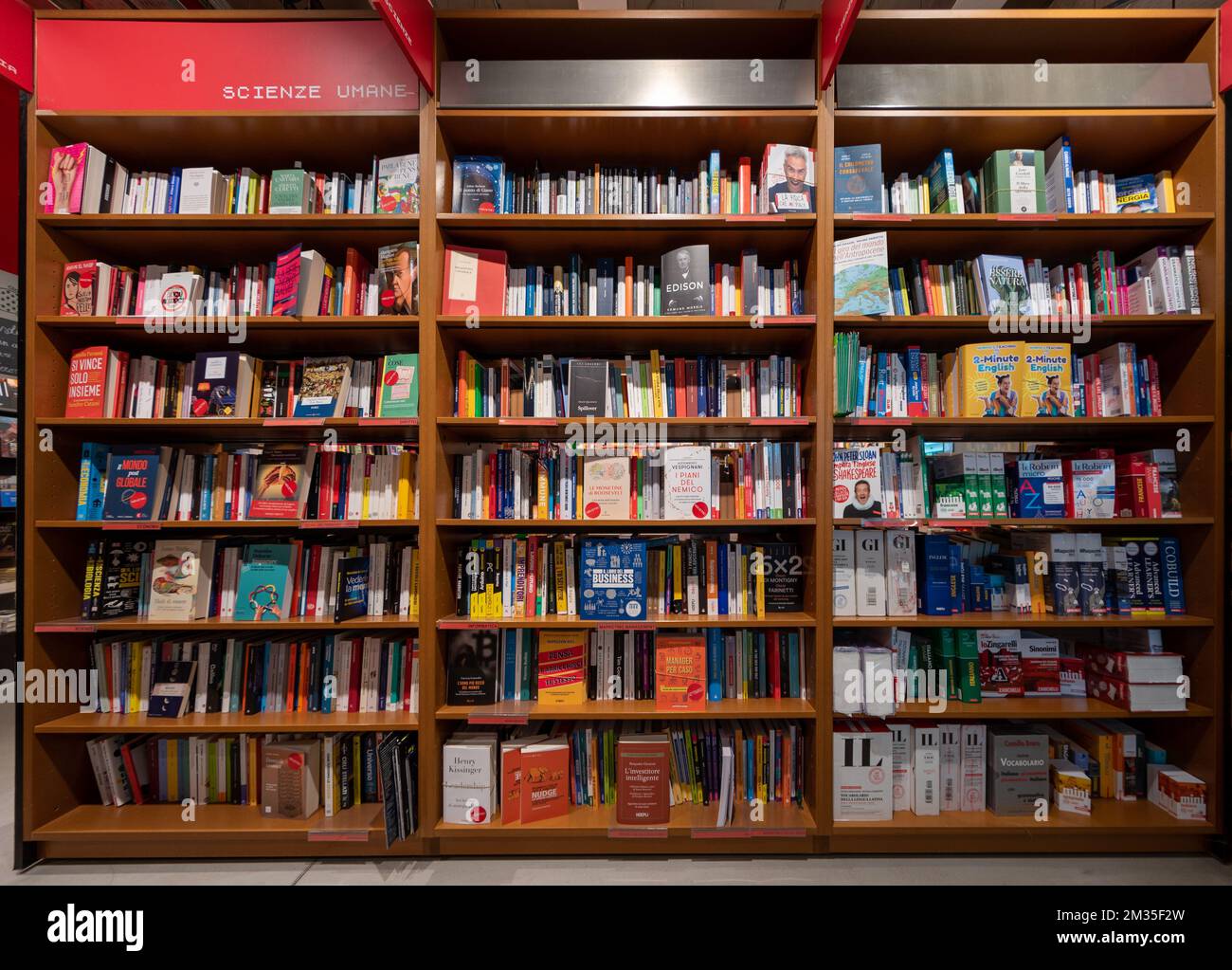 Mondovì, Piemonte, Italia - 07 dicembre 2022: libreria con libri di scienze umane, scienze e dizionari in vendita in libreria Librerie.coop a Mo Foto Stock