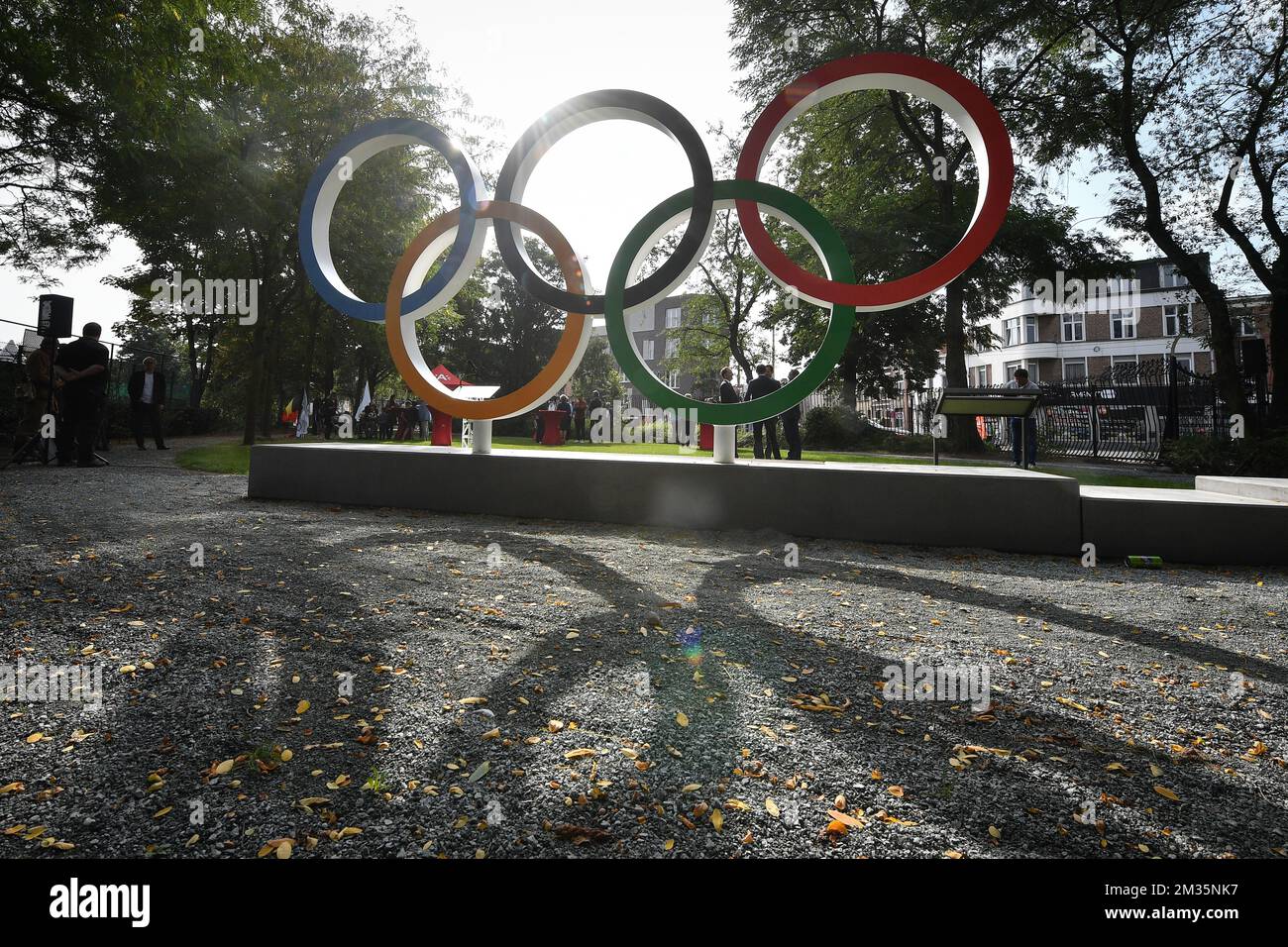 Immagine scattata durante l'inaugurazione degli anelli olimpici nella loro posizione finale nel Parco Olimpico di Anversa, domenica 12 settembre 2021. In occasione del 100th° anniversario dei Giochi di Anversa, un monumento di quegli anelli olimpici viaggiò per la città. In questo modo, residenti e visitatori hanno avuto l'opportunità di ammirare da vicino gli anelli in luoghi importanti della storia olimpica di Anversa. Ora hanno un posto permanente allo Stadio Olimpico sul Kiel. FOTO DI BELGA DAVID STOCKMAN Foto Stock