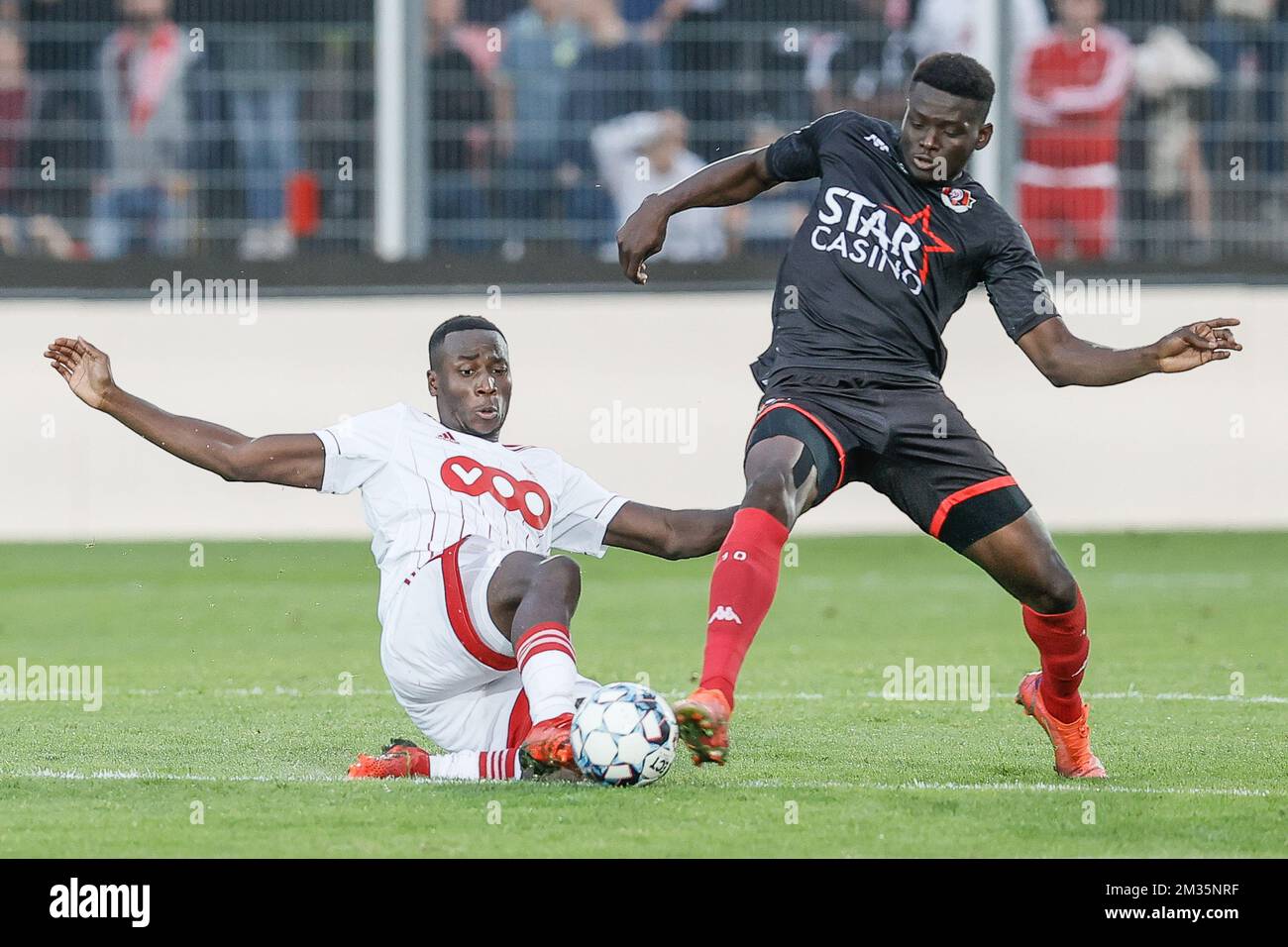 Niels Nkounkou di Standard e Marius Mouandilmadji di Seraing combattono per la palla durante una partita di calcio tra RFC Seraing e Standard de Liege, domenica 12 settembre 2021 a Seraing, il giorno 7 della prima divisione del campionato belga della 'Jupiler Pro League' 2021-2022. FOTO DI BELGA BRUNO FAHY Foto Stock