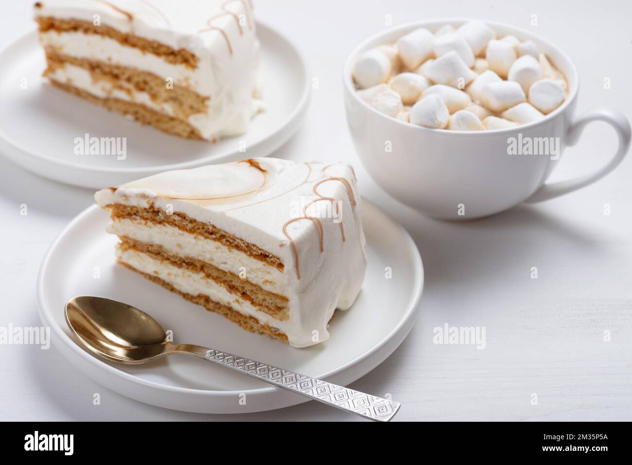 Torta e caffè. Bevanda calda al cioccolato con marshmallows Foto Stock