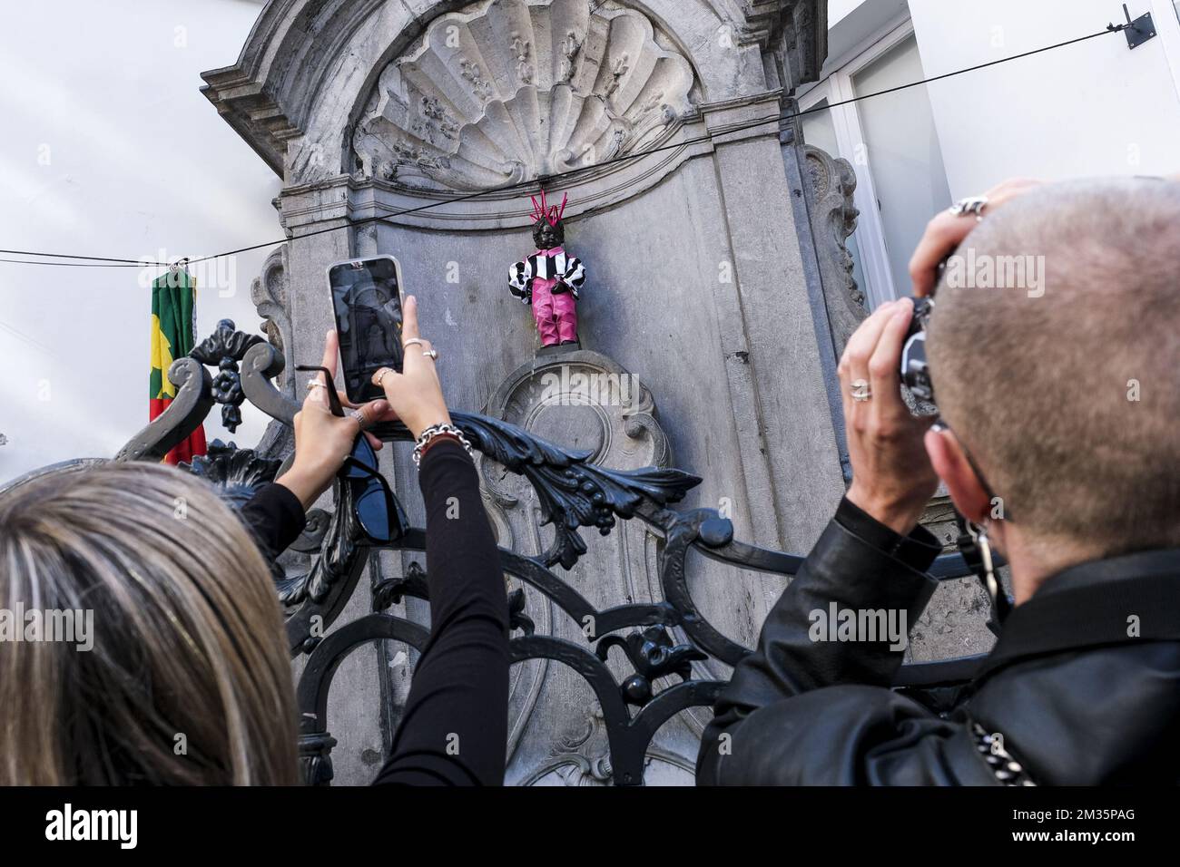 L'immagine mostra l'inaugurazione di Manneken Pis in un nuovo costume LGBTQI+, nel centro di Bruxelles, giovedì 16 settembre 2021. Nel suo guardaroba mancava ancora un vestito di queer del 100%: Ecco perché Q.Artz decise di darlo dopo l'inizio del festival di Q.Artz, un nuovo festival di queer Arts (18- 26/09). BELGA FOTO HADRIEN CURA Foto Stock