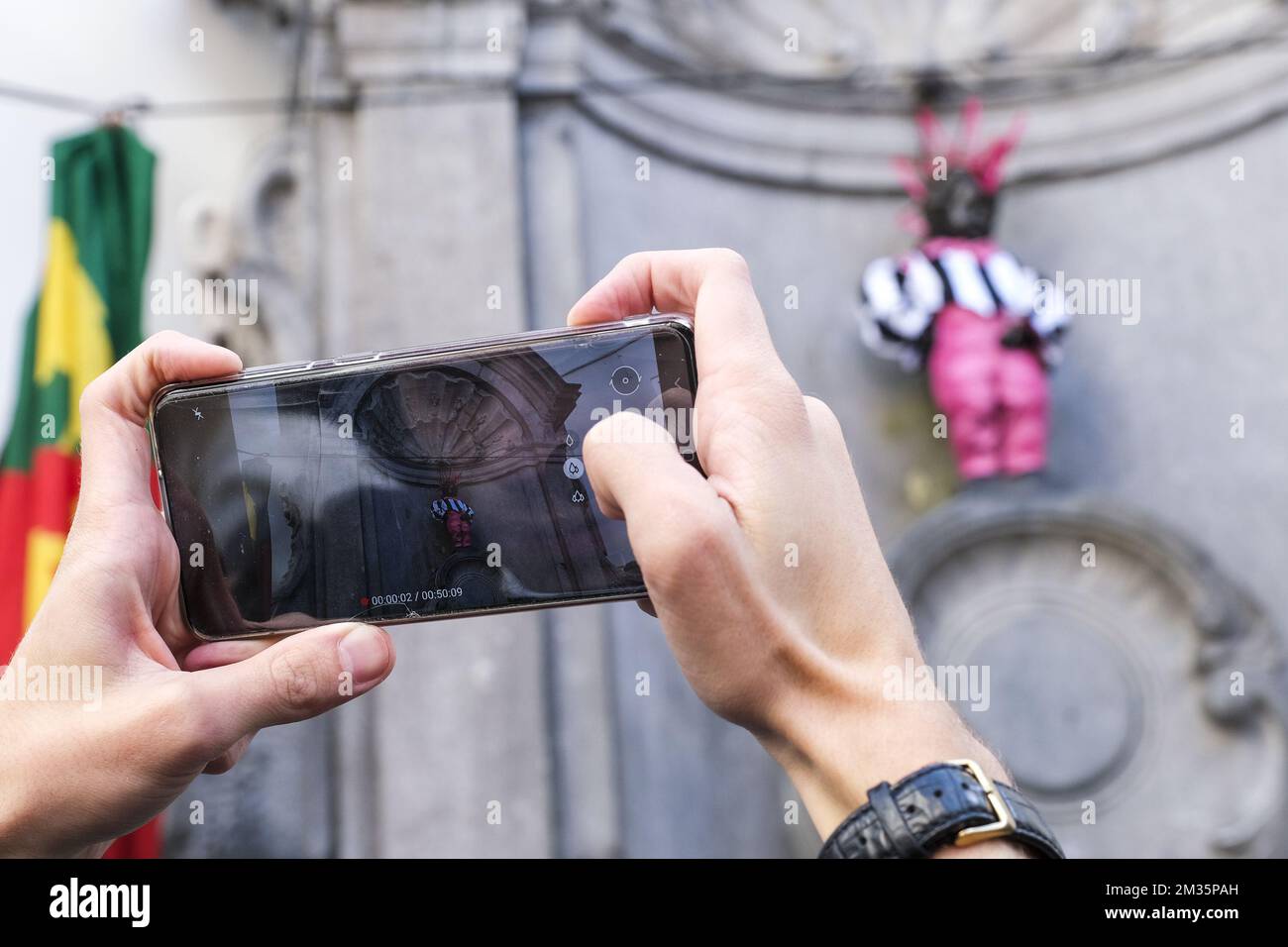 L'immagine mostra una persona che ha scattato una foto con il proprio cellulare durante l'inaugurazione di Manneken Pis in un nuovo costume LGBTQI+, nel centro di Bruxelles, giovedì 16 settembre 2021. Nel suo guardaroba mancava ancora un vestito di queer del 100%: Ecco perché Q.Artz decise di darlo dopo l'inizio del festival di Q.Artz, un nuovo festival di queer Arts (18- 26/09). BELGA FOTO HADRIEN CURA Foto Stock