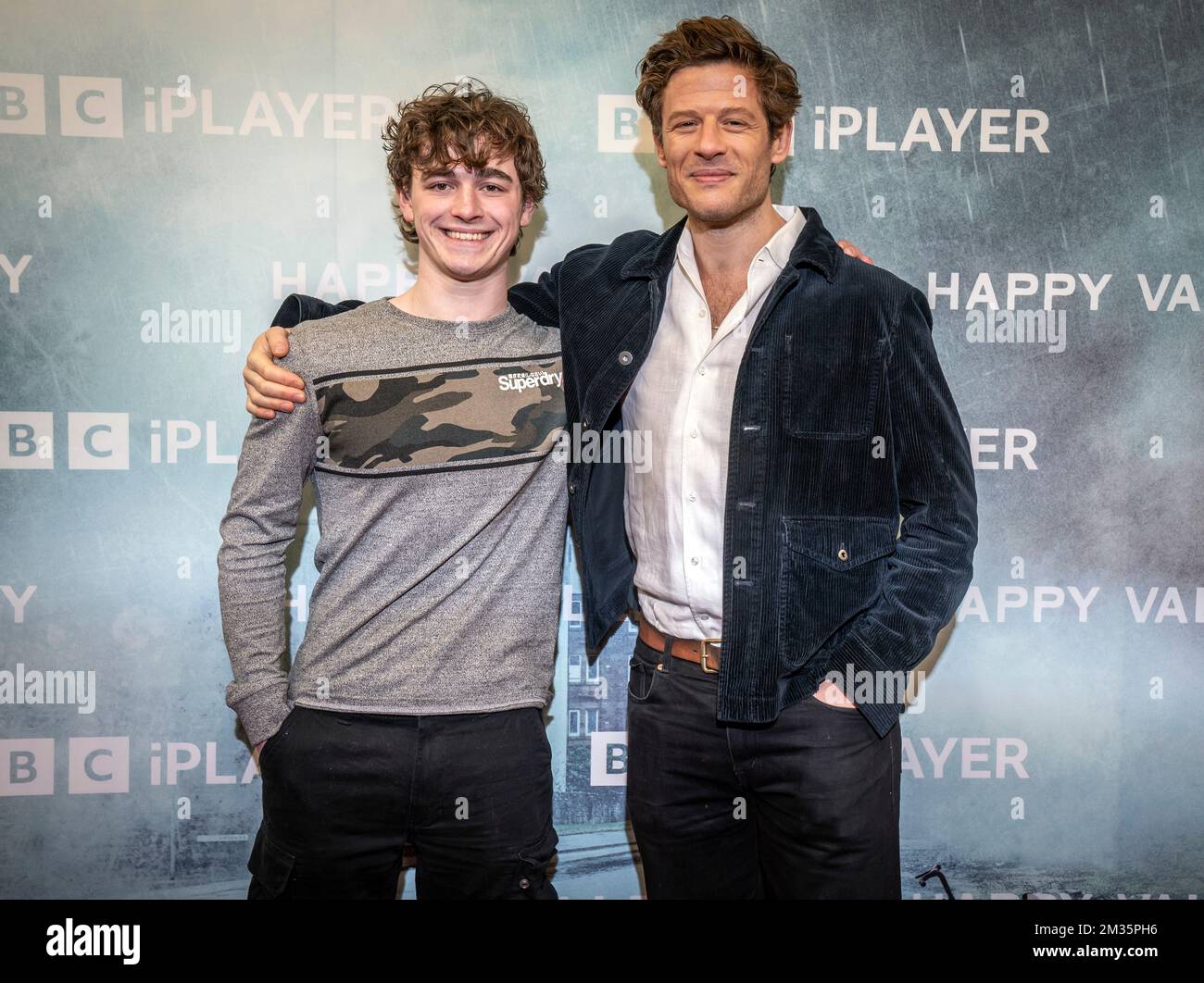 James Norton (a sinistra) e Rhys Connah partecipano alla proiezione della serie finale di Happy Valley al Vue Cinema di Halifax. Data immagine: Mercoledì 14 dicembre 2022. Foto Stock