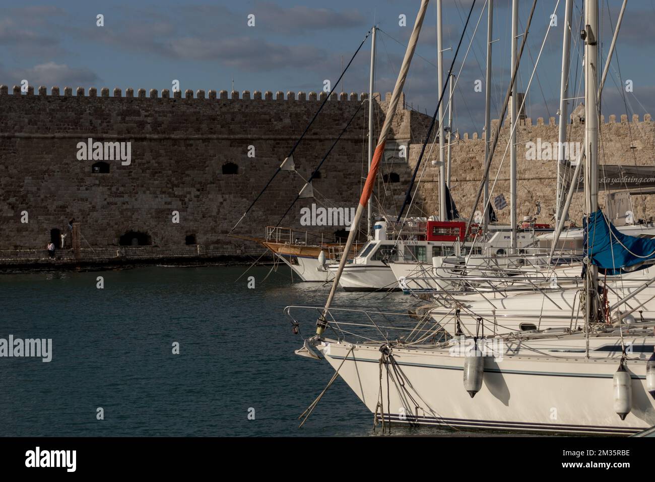 Heraklion, Creta Grecia Marzo 1 2021 : Barche nel vecchio porto veneziano di Heraklion a Creta. Vista sulla fortezza veneziana, Koule. Foto Stock