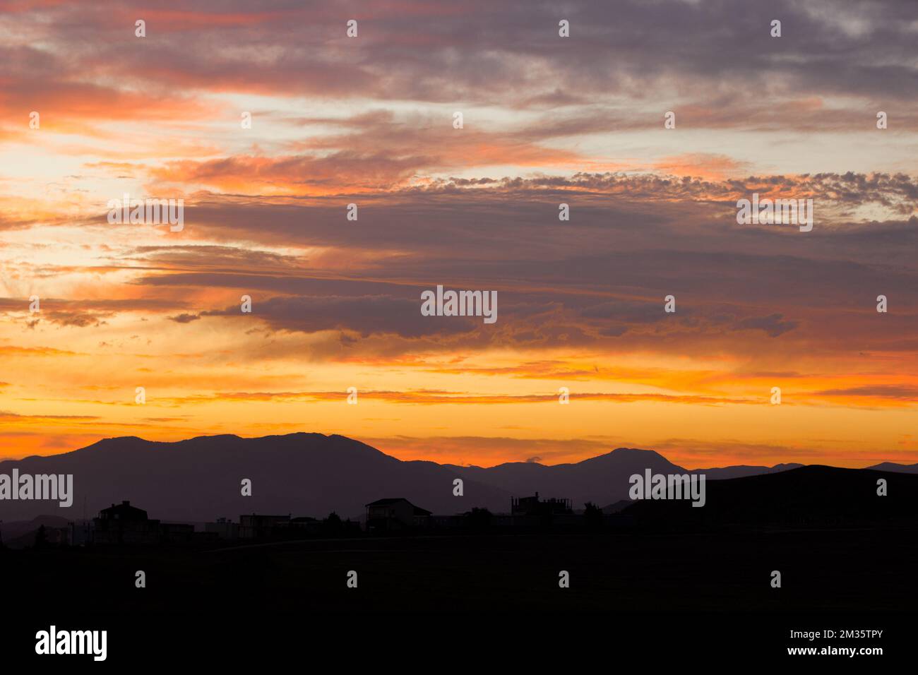 cielo serale rosso-arancio luminoso e colorato al tramonto Foto Stock