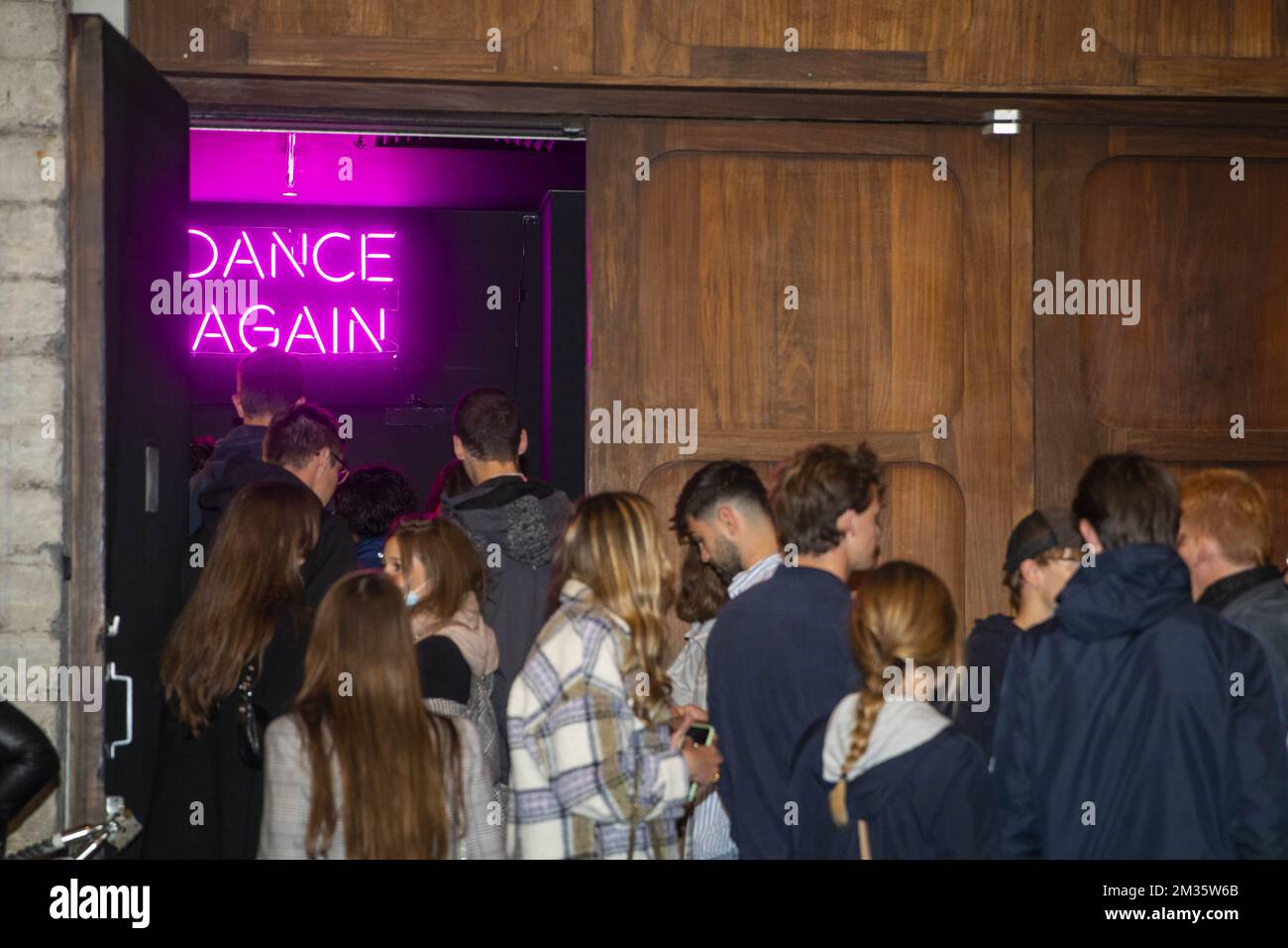Persone in coda fuori al night club Chez Ginette a Bruxelles, venerdì 01 ottobre 2021. Da ottobre 1st i night club possono riaprire per il pubblico, dopo essere stati chiusi per 18 mesi. I visitatori devono mostrare un biglietto sicuro Covid per entrare. FOTO DI BELGA PAUL-HENRI VERLOOY Foto Stock