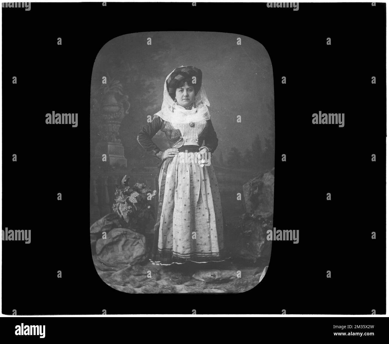 Grecia. Corfù. Donna greca , Abbigliamento & vestiti. Collezione Nicholas Catsimpoolas Foto Stock