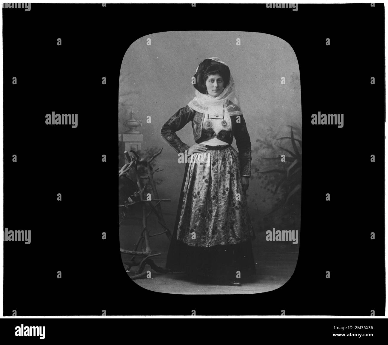 Grecia. Corfù. Donna greca , Abbigliamento & vestiti. Collezione Nicholas Catsimpoolas Foto Stock