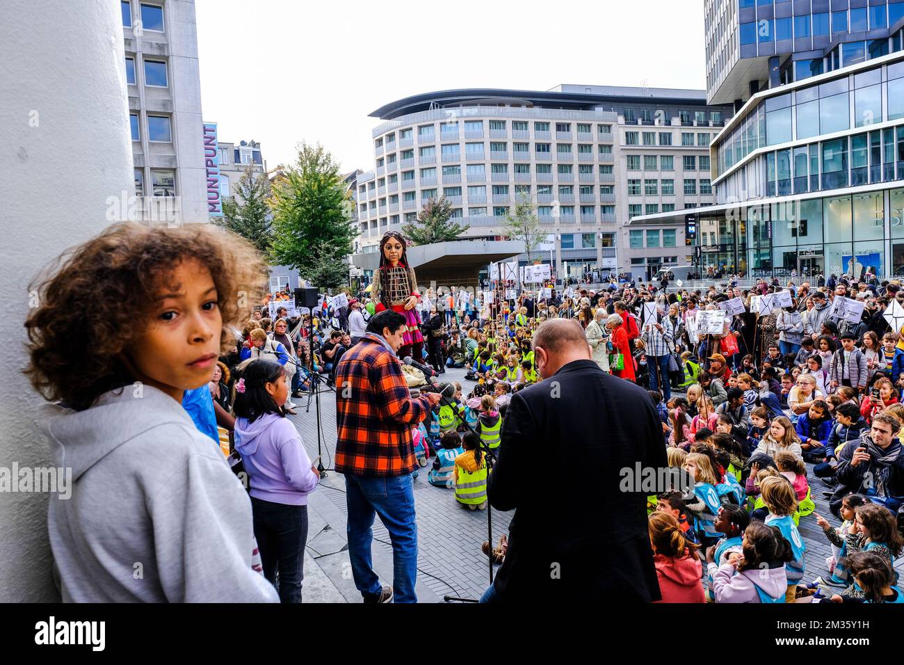 Il burattino gigante 'Little Amal' vaga nel centro di Bruxelles, giovedì 07 ottobre 2021. Il burattino alto 3,5 metri fa parte del progetto d'arte internazionale The Walk. È stata progettata dalla Handspring Puppet Company e rappresenta un bambino rifugiato siriano e milioni di bambini sfollati in tutto il mondo. "Little Amal" sta facendo un viaggio di 8000 km attraverso l'Europa verso il Regno Unito per sensibilizzare i bambini rifugiati alle sfide che devono affrontare. BELGA FOTO HADRIEN CURA Foto Stock