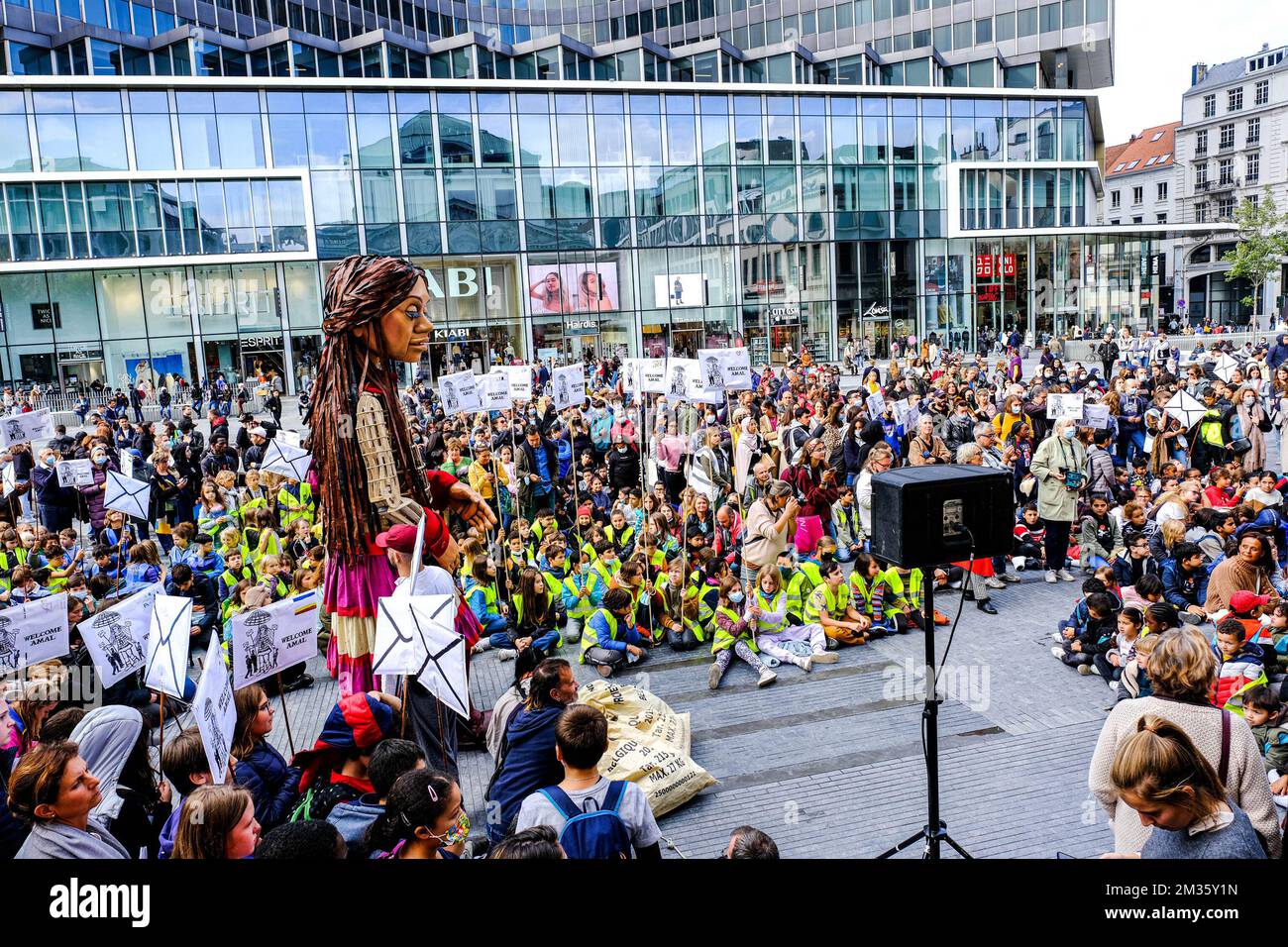 Il burattino gigante 'Little Amal' vaga nel centro di Bruxelles, giovedì 07 ottobre 2021. Il burattino alto 3,5 metri fa parte del progetto d'arte internazionale The Walk. È stata progettata dalla Handspring Puppet Company e rappresenta un bambino rifugiato siriano e milioni di bambini sfollati in tutto il mondo. "Little Amal" sta facendo un viaggio di 8000 km attraverso l'Europa verso il Regno Unito per sensibilizzare i bambini rifugiati alle sfide che devono affrontare. BELGA FOTO HADRIEN CURA Foto Stock