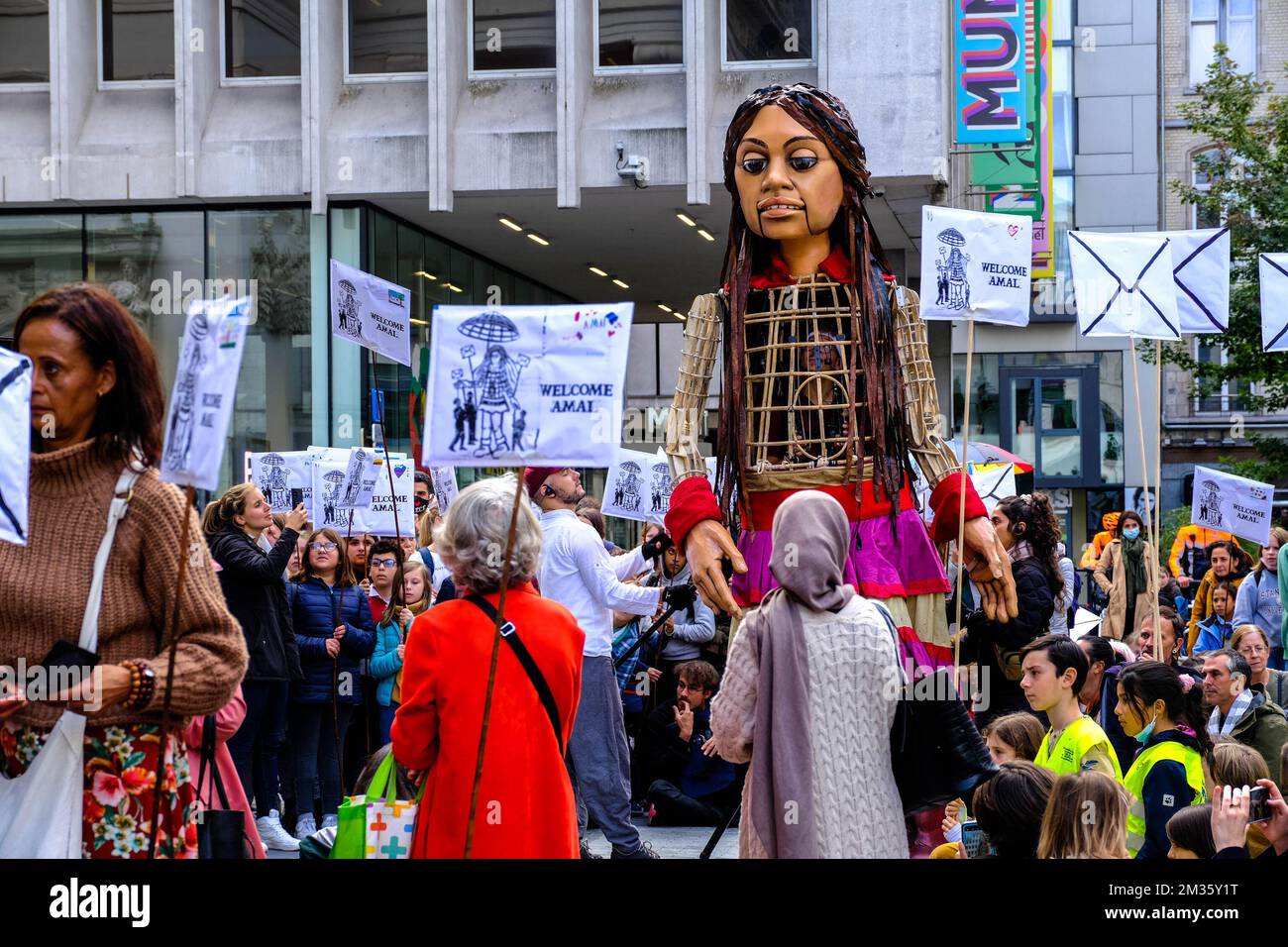 Il burattino gigante 'Little Amal' vaga nel centro di Bruxelles, giovedì 07 ottobre 2021. Il burattino alto 3,5 metri fa parte del progetto d'arte internazionale The Walk. È stata progettata dalla Handspring Puppet Company e rappresenta un bambino rifugiato siriano e milioni di bambini sfollati in tutto il mondo. "Little Amal" sta facendo un viaggio di 8000 km attraverso l'Europa verso il Regno Unito per sensibilizzare i bambini rifugiati alle sfide che devono affrontare. BELGA FOTO HADRIEN CURA Foto Stock