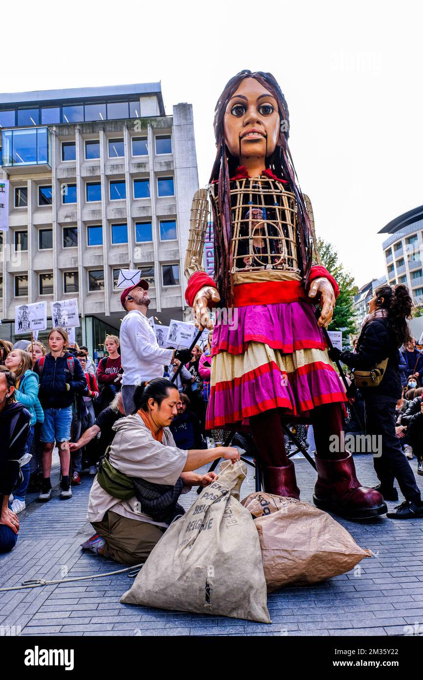 Il burattino gigante 'Little Amal' vaga nel centro di Bruxelles, giovedì 07 ottobre 2021. Il burattino alto 3,5 metri fa parte del progetto d'arte internazionale The Walk. È stata progettata dalla Handspring Puppet Company e rappresenta un bambino rifugiato siriano e milioni di bambini sfollati in tutto il mondo. "Little Amal" sta facendo un viaggio di 8000 km attraverso l'Europa verso il Regno Unito per sensibilizzare i bambini rifugiati alle sfide che devono affrontare. BELGA FOTO HADRIEN CURA Foto Stock