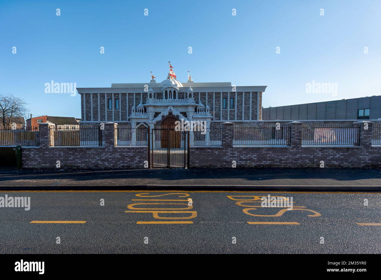 Swaminarayan Hindu tempio Oldham preso il 14 dicembre 2022. Shree Swaminarayan Mandir tempio. Fermata dell'autobus fuori dal tempio. Foto Stock