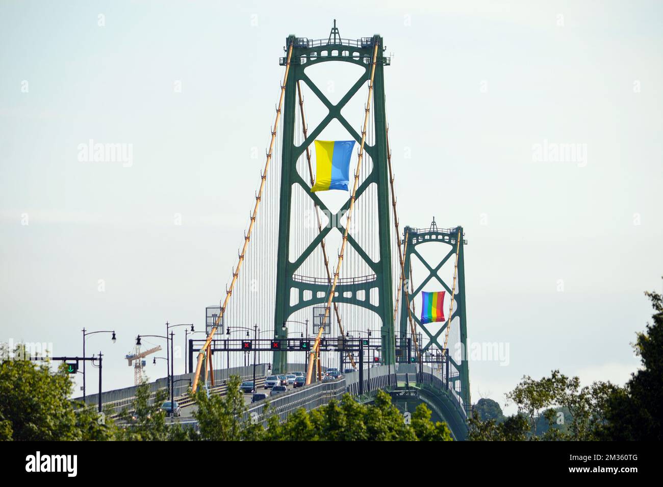 Ponte sospeso Angus L. Macdonald a Halifax, Nuova Scozia, Canada, con l'Ucraina e le bandiere Pride appese alle torri del ponte nel luglio 2022. Foto Stock