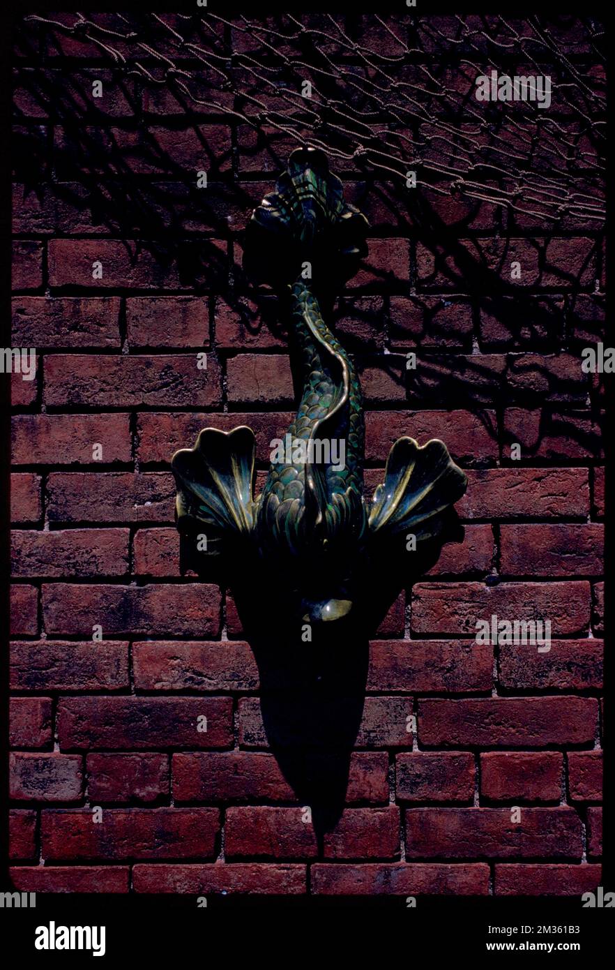 The Green Dolphin, Long Wharf, Boston , Pesce, scultura, Gallerie d'arte commerciali. Collezione Edmund L. Mitchell Foto Stock