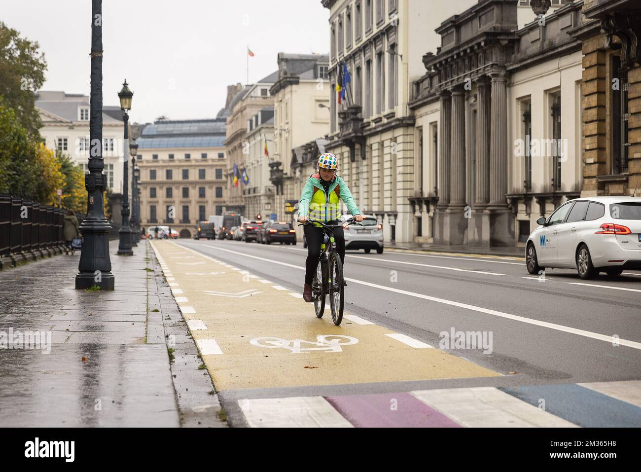 La figura mostra le nuove piste ciclabili situate in Rue de la Loi-Wetstraat, martedì 19 ottobre 2021, a Bruxelles. FOTO DI BELGA JAMES ARTHUR GEKIERE Foto Stock