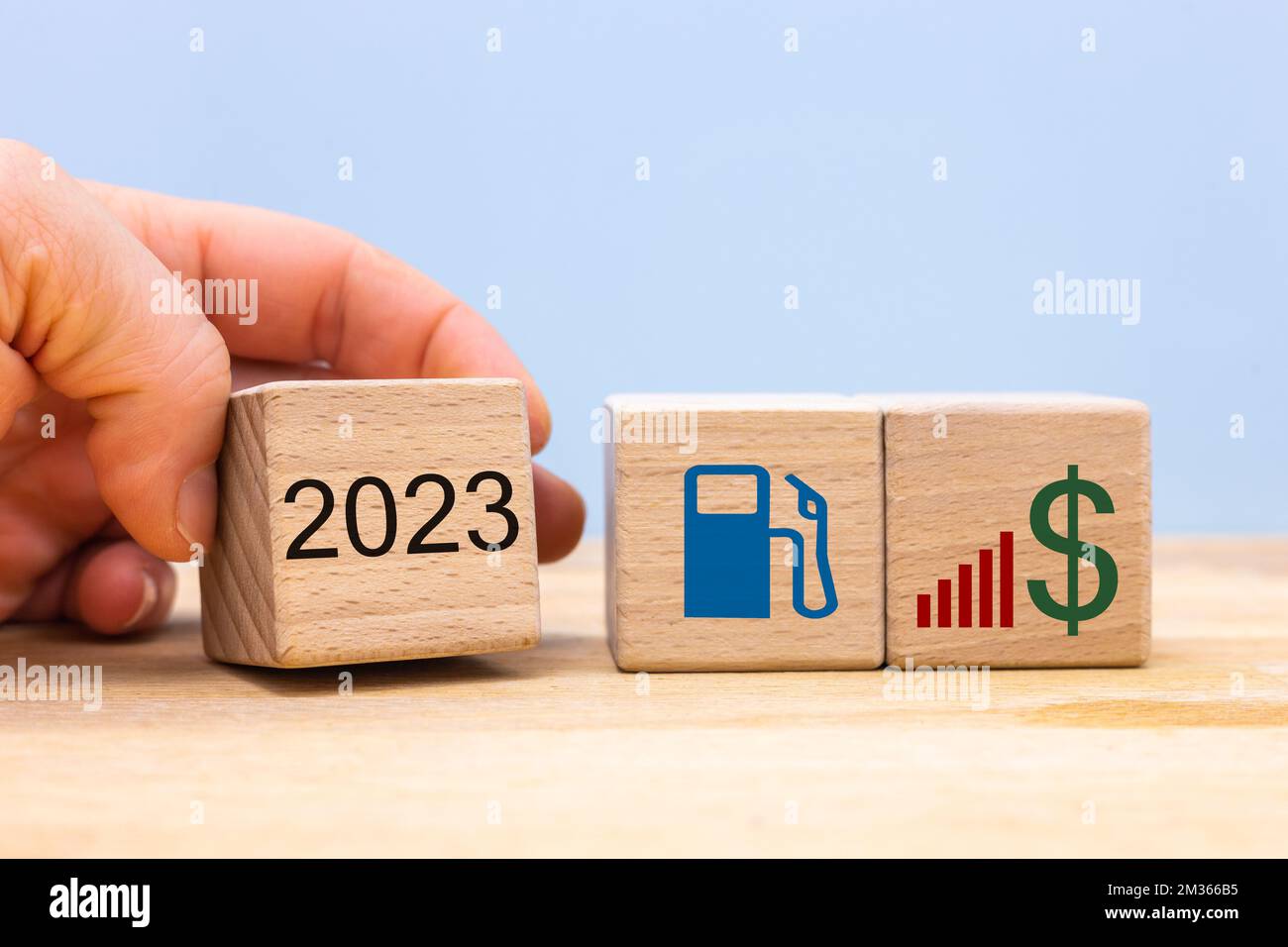 2023, concetto commerciale e finanziario, prezzi dei carburanti, costi della benzina, del petrolio e del gas, estrazione e disponibilità di materie prime Foto Stock