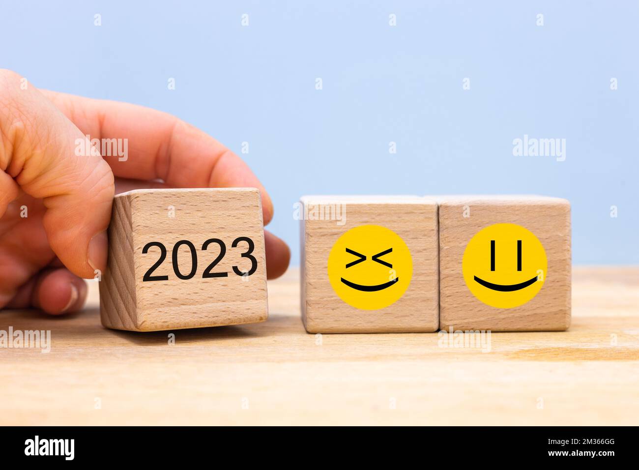 2023, mentalità positiva, concetto, gioia di vita e buon umore. Approccio ottimista alla vita nel nuovo anno Foto Stock