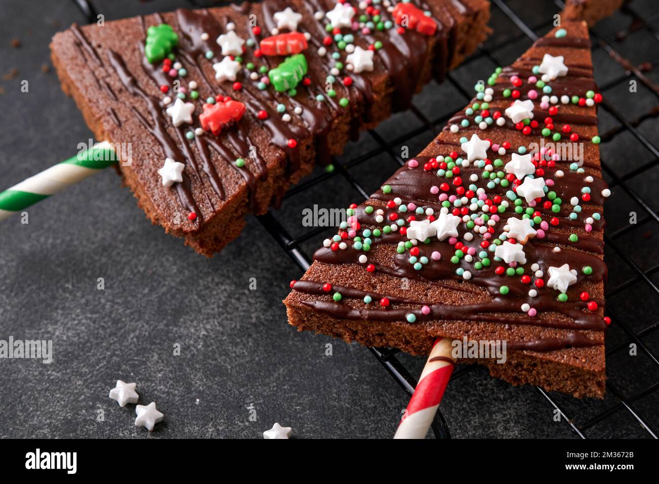 Brownie al cioccolato albero di Natale con glassa al cioccolato e spolverate festive sulla tavola di pietra. Natale cibo idee dolce fatto in casa Natale vacanze pa Foto Stock
