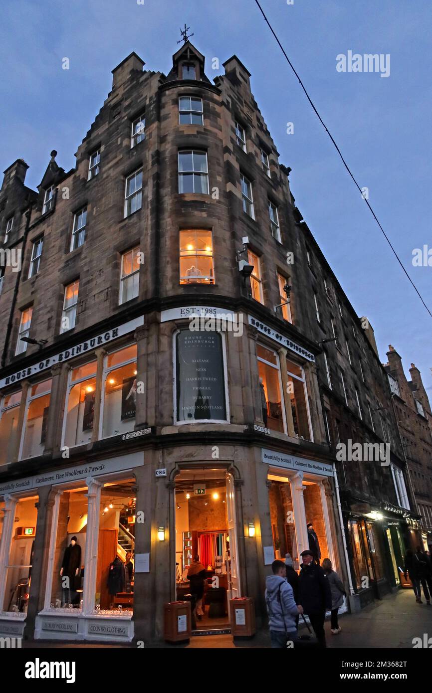 House of Edinburgh, Royal Mile, 2 St Giles' St, Edinburgh , Lothians, Scozia, Regno Unito, EH1 1PT, al crepuscolo, negozio di Kiltane in un edificio storico Foto Stock