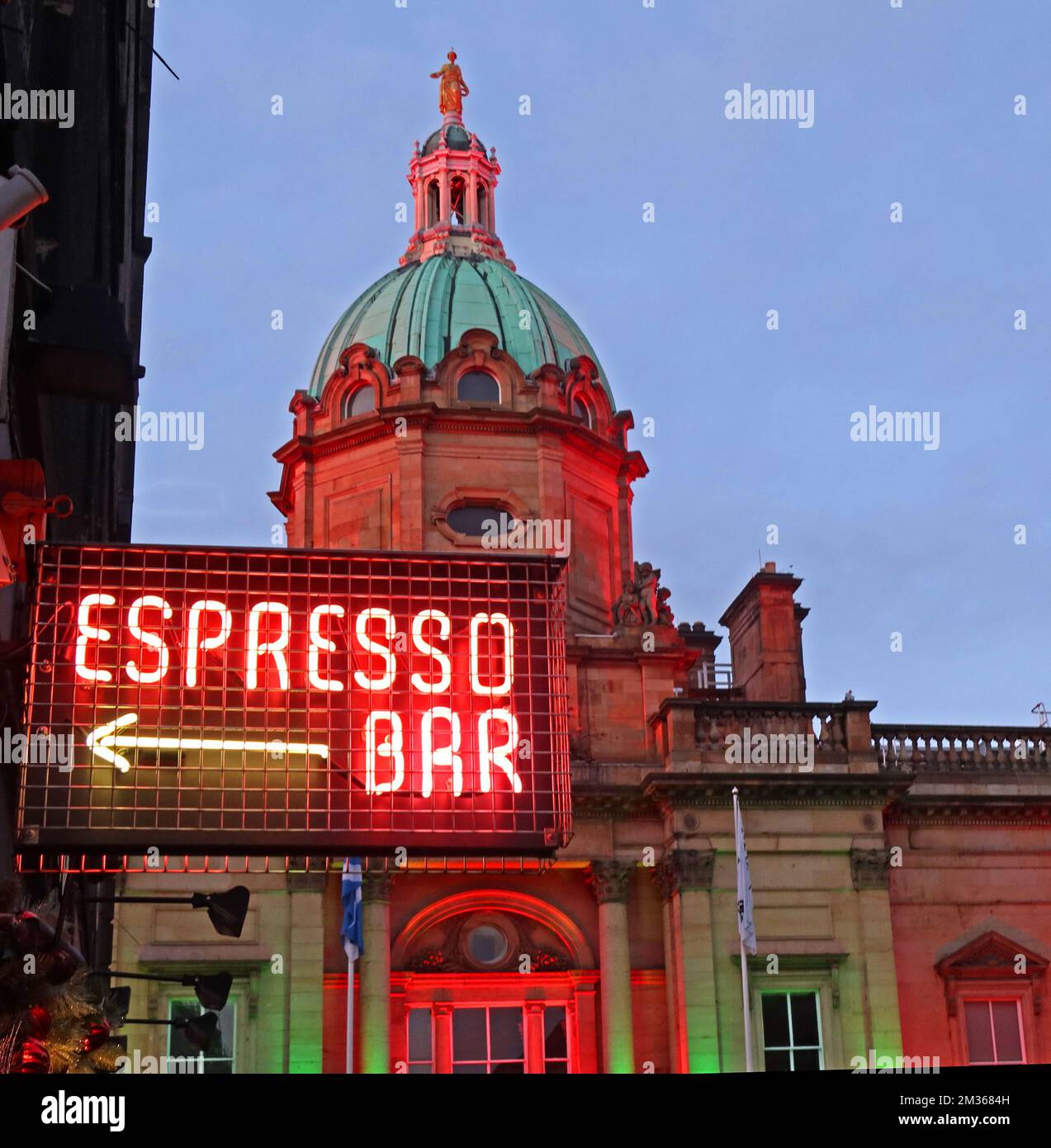 Insegna al neon rosso, espresso Bar, 16 Bank Street, Edimburgo, Scozia, UK, EH1 2LN, buon caffè, al tramonto Foto Stock